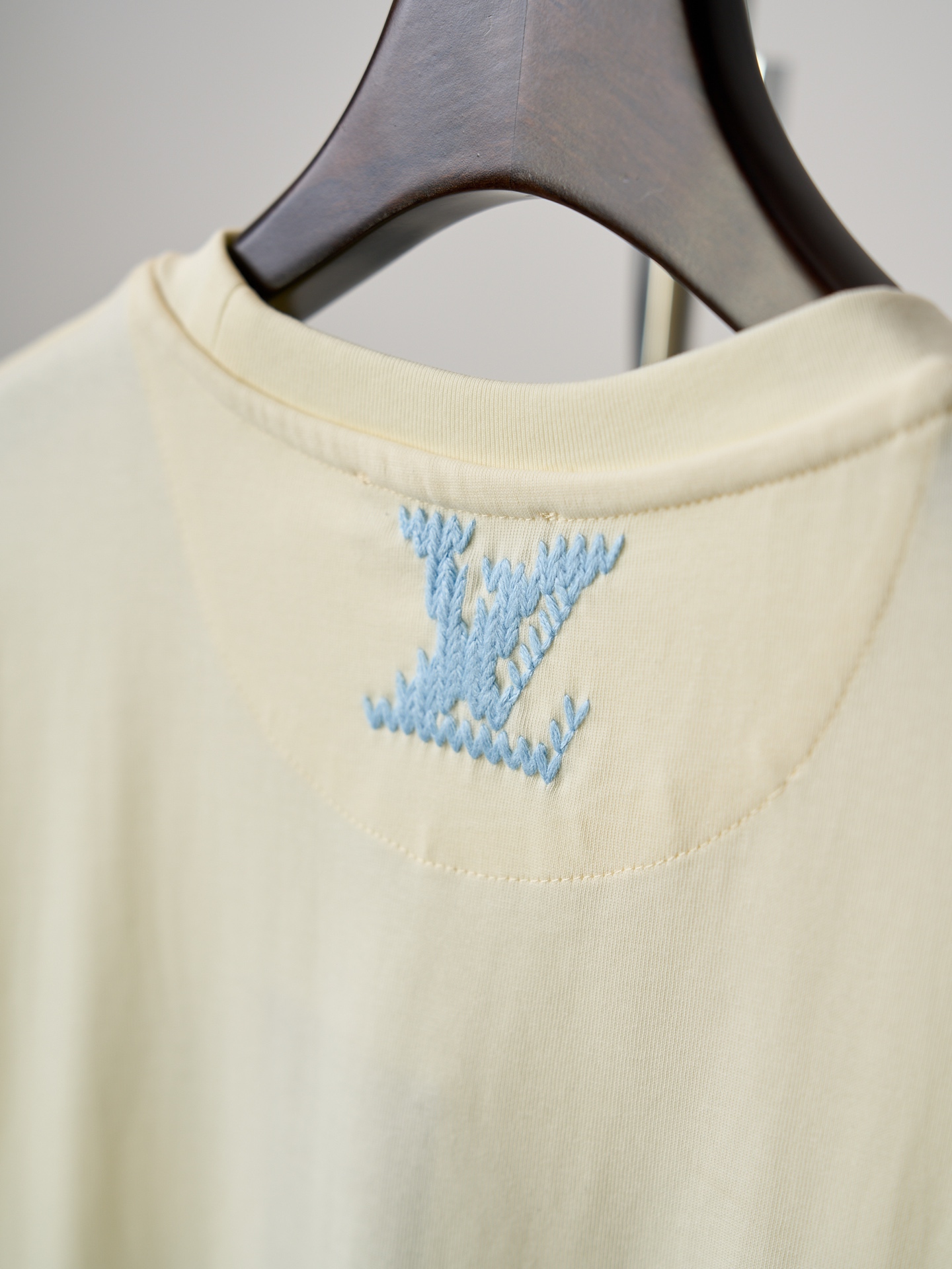 Louis Vuitton 毛线浮雕字母刺绣圆领短袖T恤