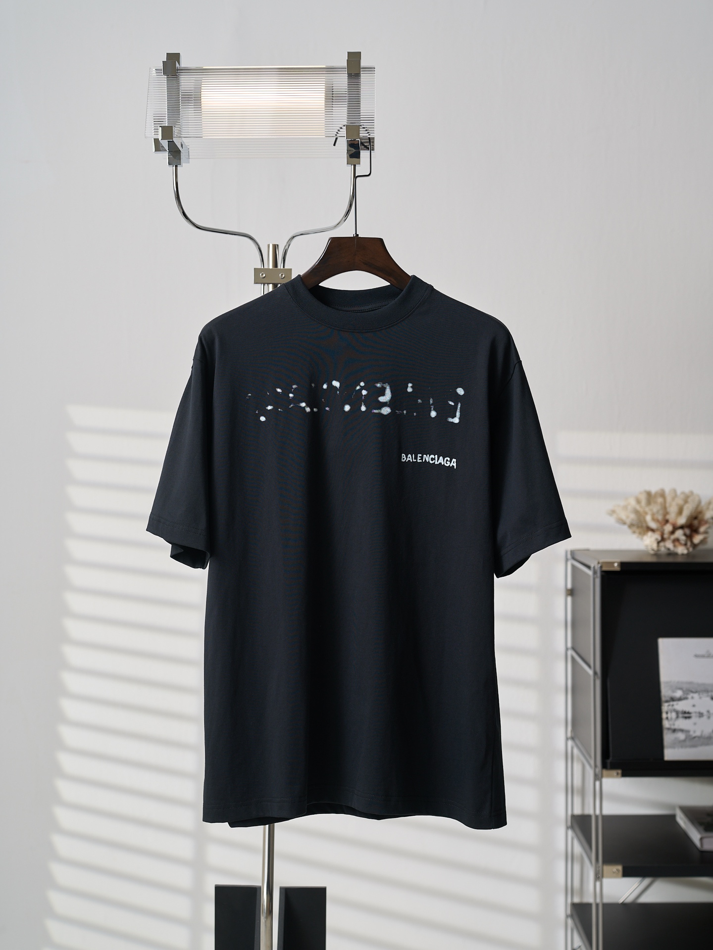 Balenciaga 模糊字母印花落肩短袖T恤