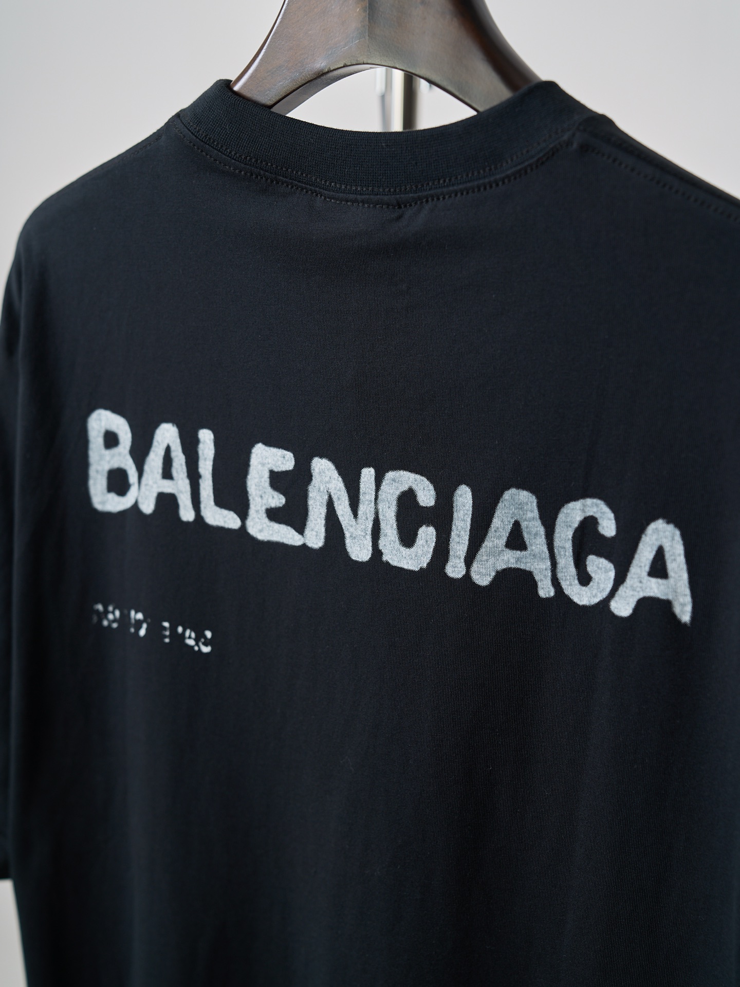 Balenciaga 模糊字母印花落肩短袖T恤