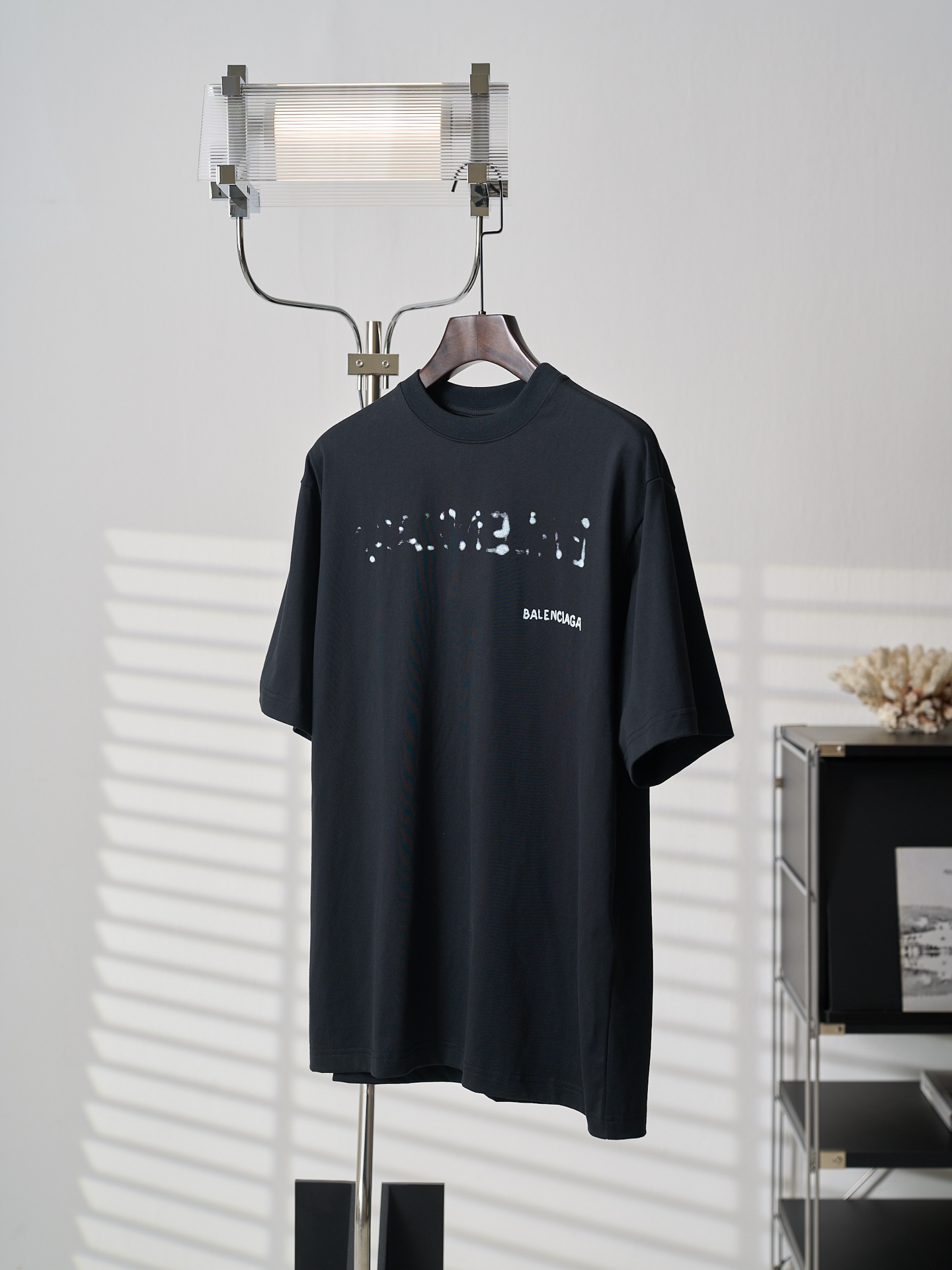 Balenciaga 模糊字母印花落肩短袖T恤