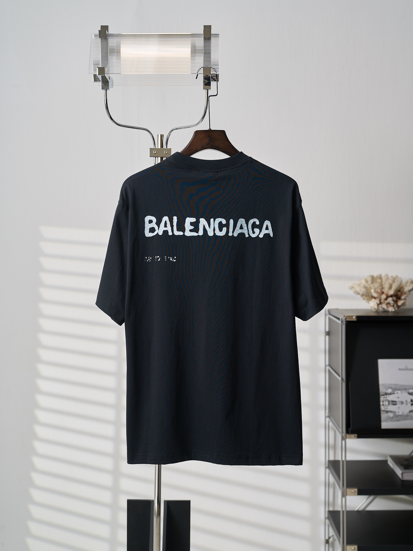 Balenciaga 模糊字母印花落肩短袖T恤