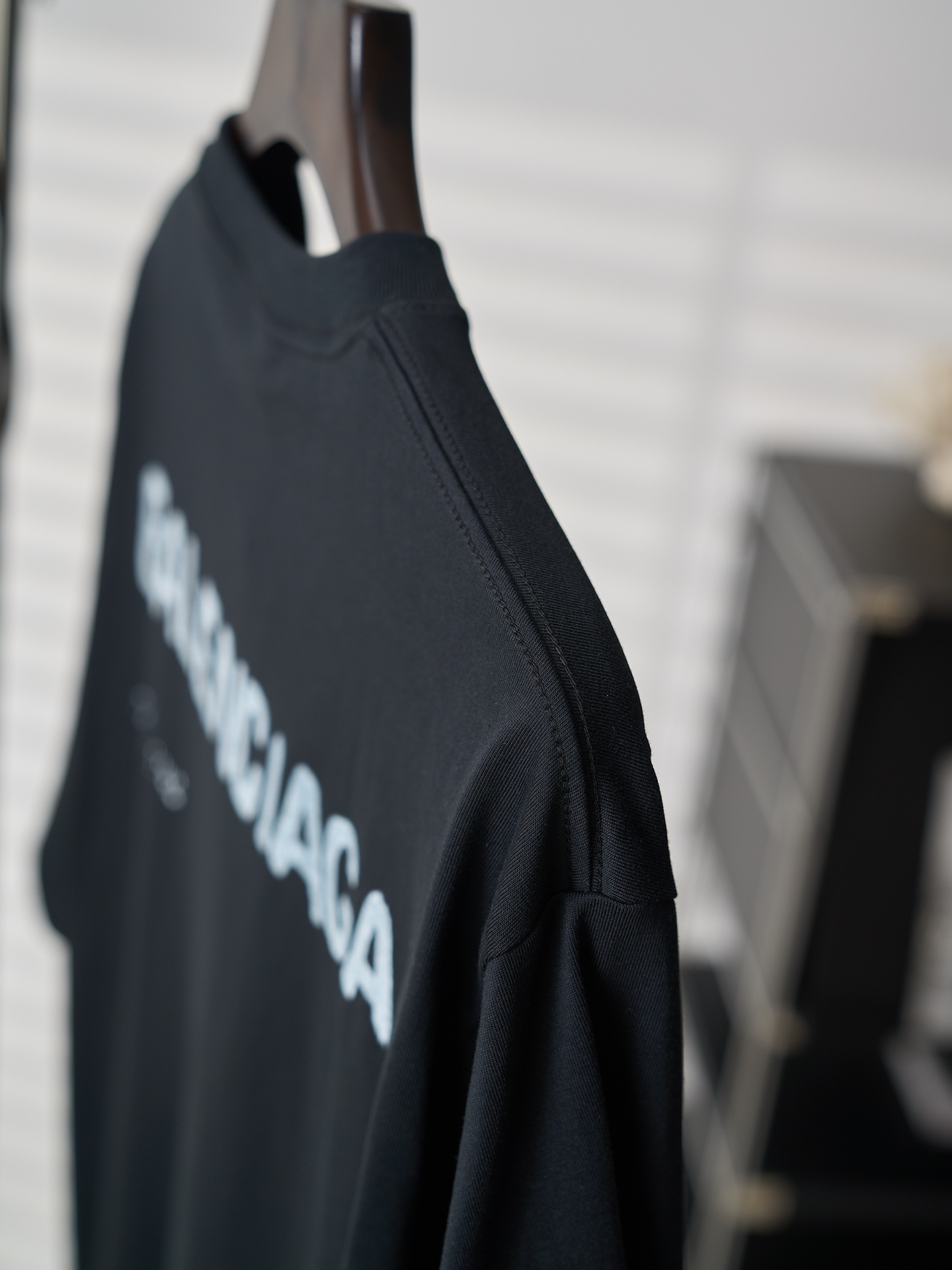 Balenciaga 模糊字母印花落肩短袖T恤