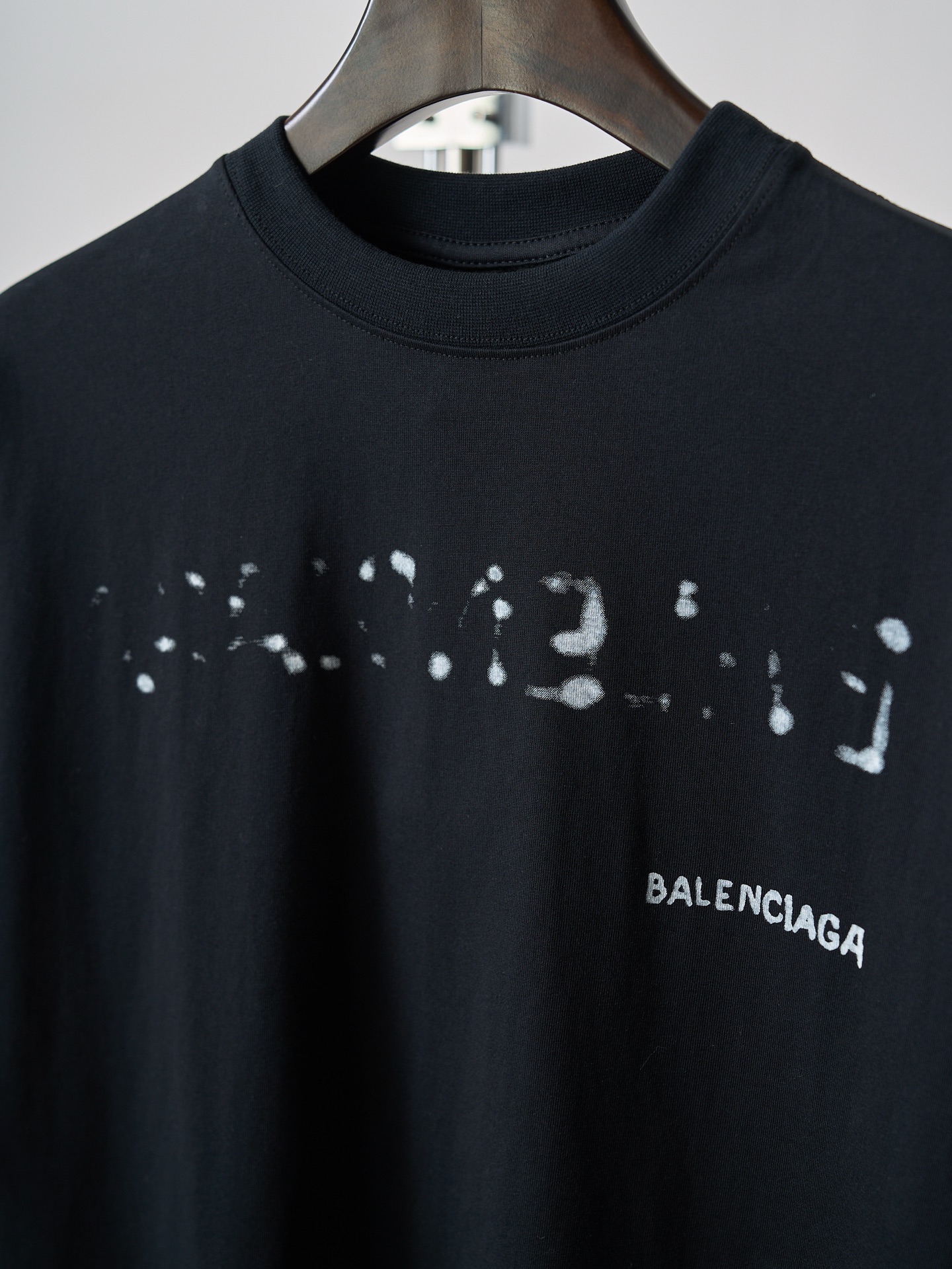 Balenciaga 模糊字母印花落肩短袖T恤