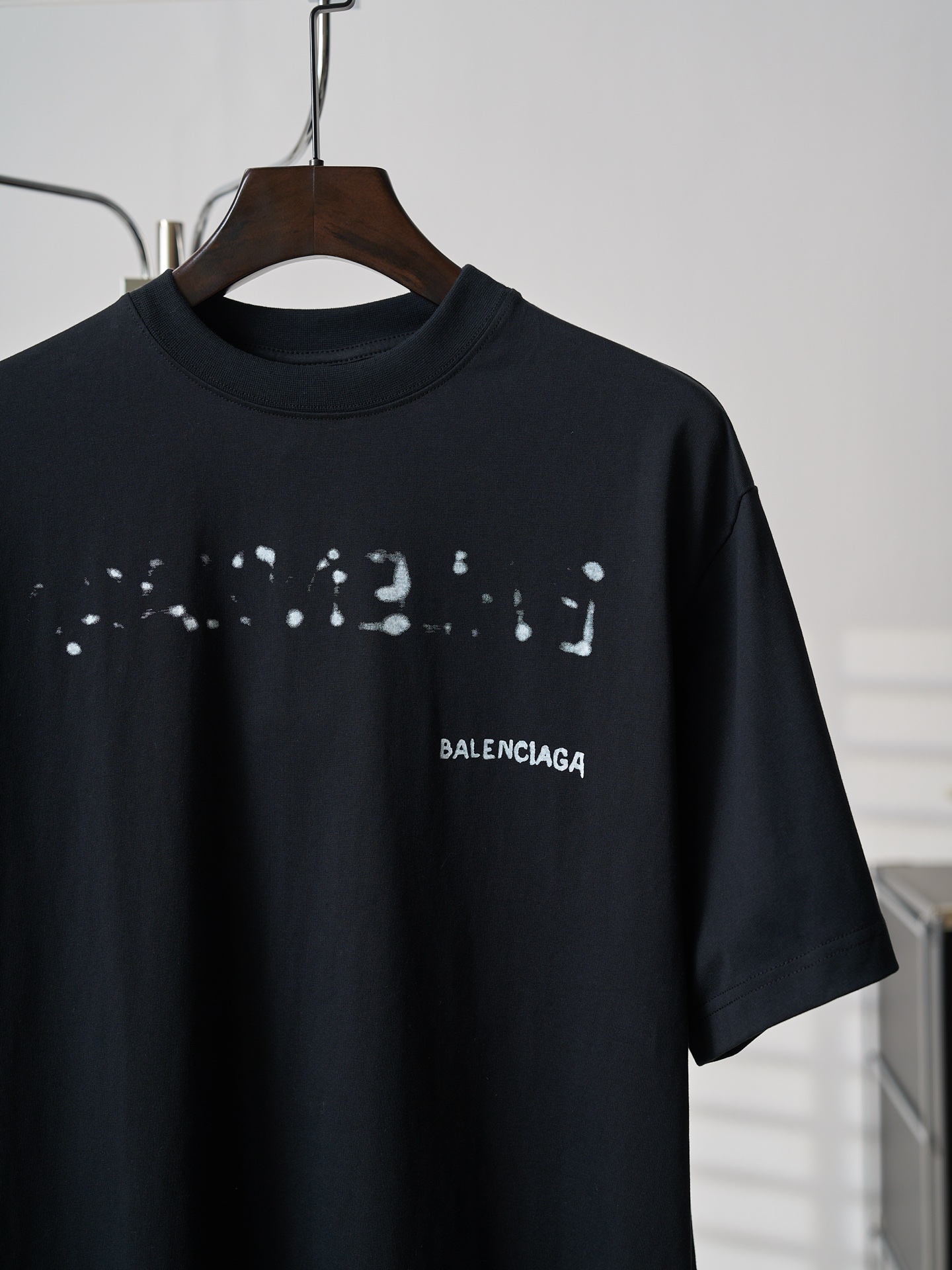 Balenciaga 模糊字母印花落肩短袖T恤