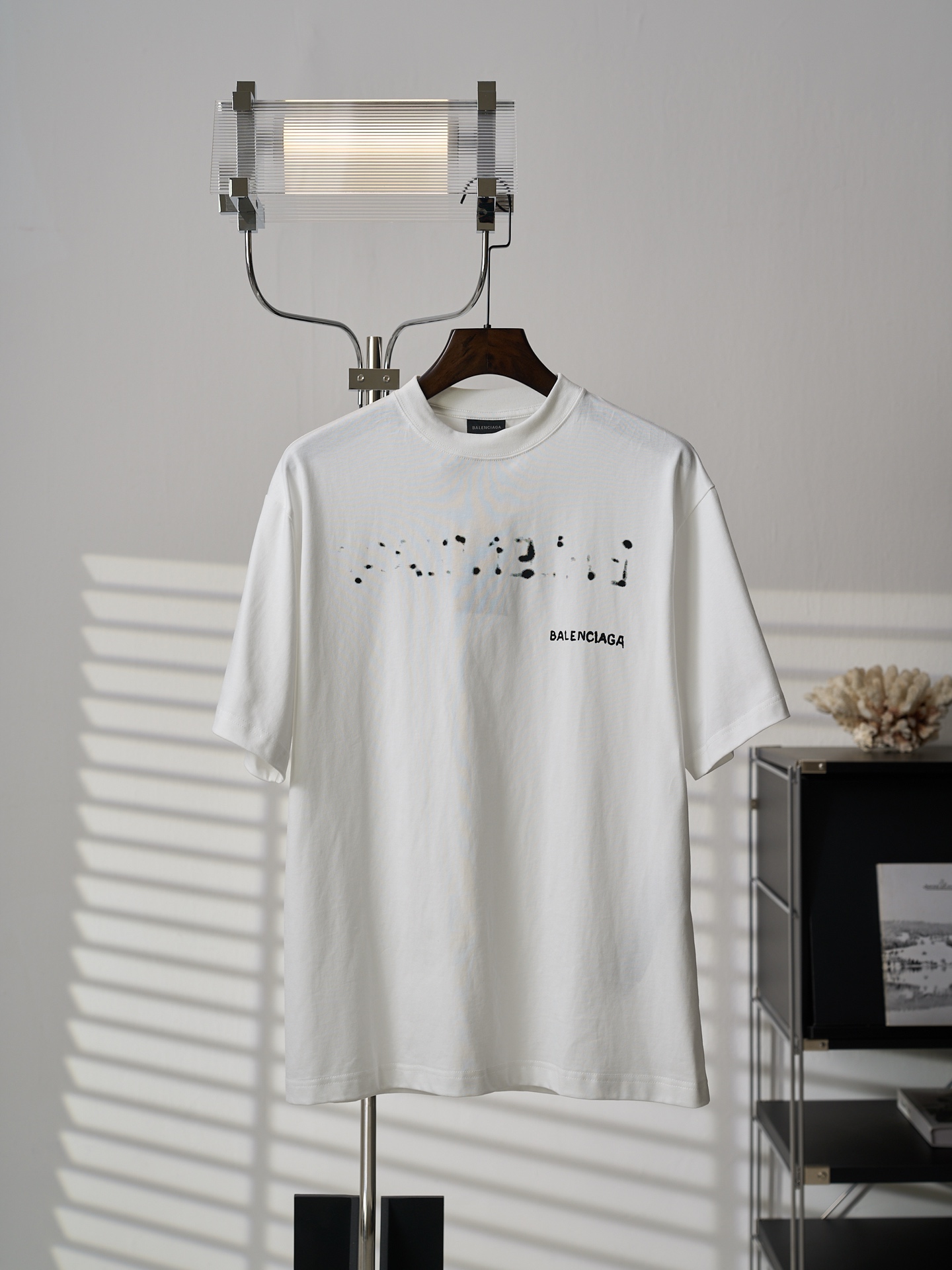 Balenciaga 模糊字母印花落肩短袖T恤