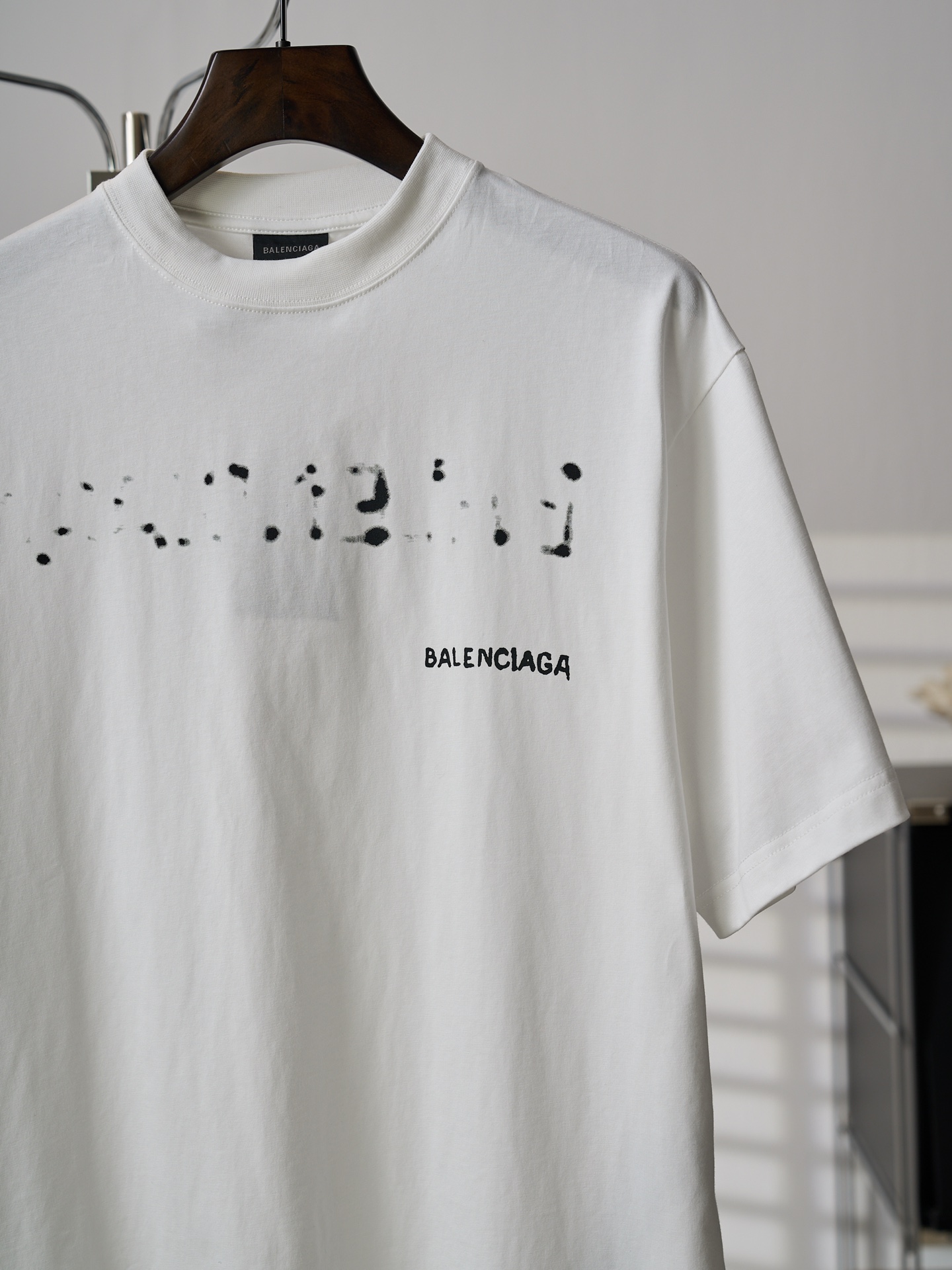 Balenciaga 模糊字母印花落肩短袖T恤