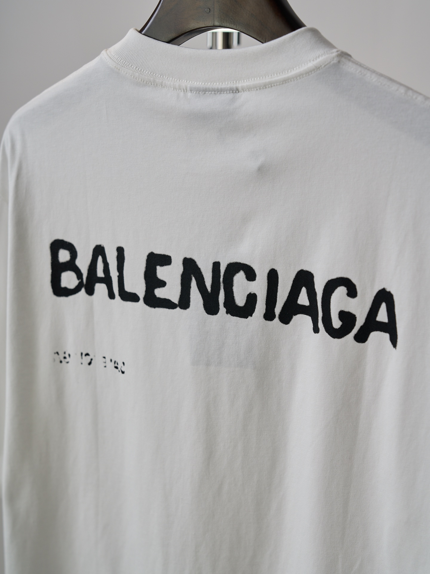 Balenciaga 模糊字母印花落肩短袖T恤