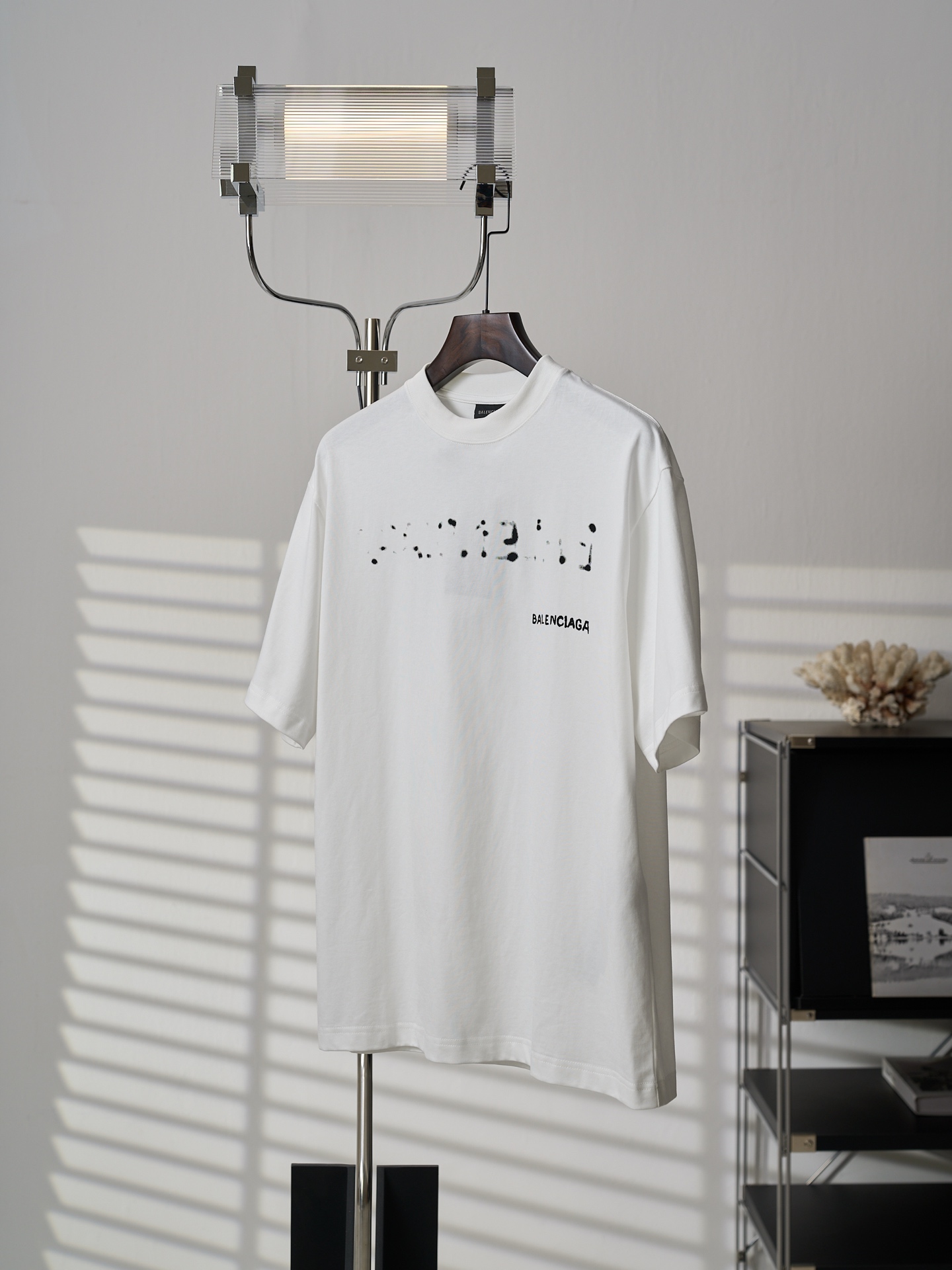 Balenciaga 模糊字母印花落肩短袖T恤