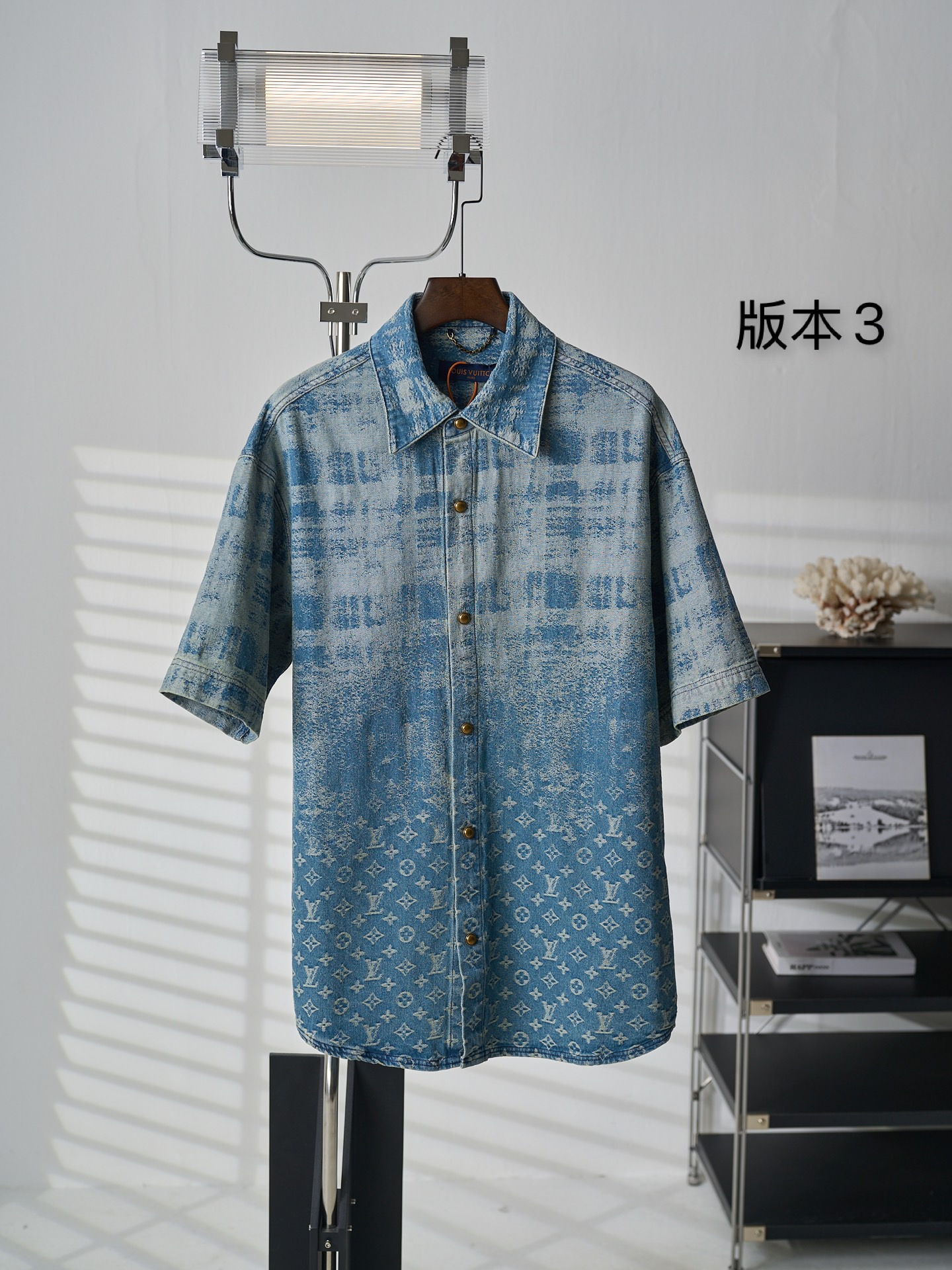 Louis Vuitton 标识渐变牛仔短袖衬衫版本3