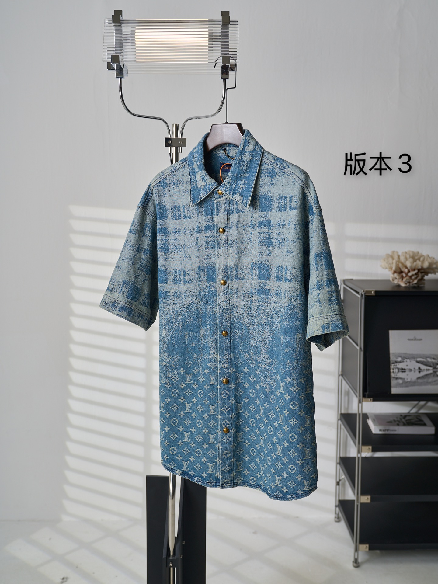 Louis Vuitton 标识渐变牛仔短袖衬衫版本3