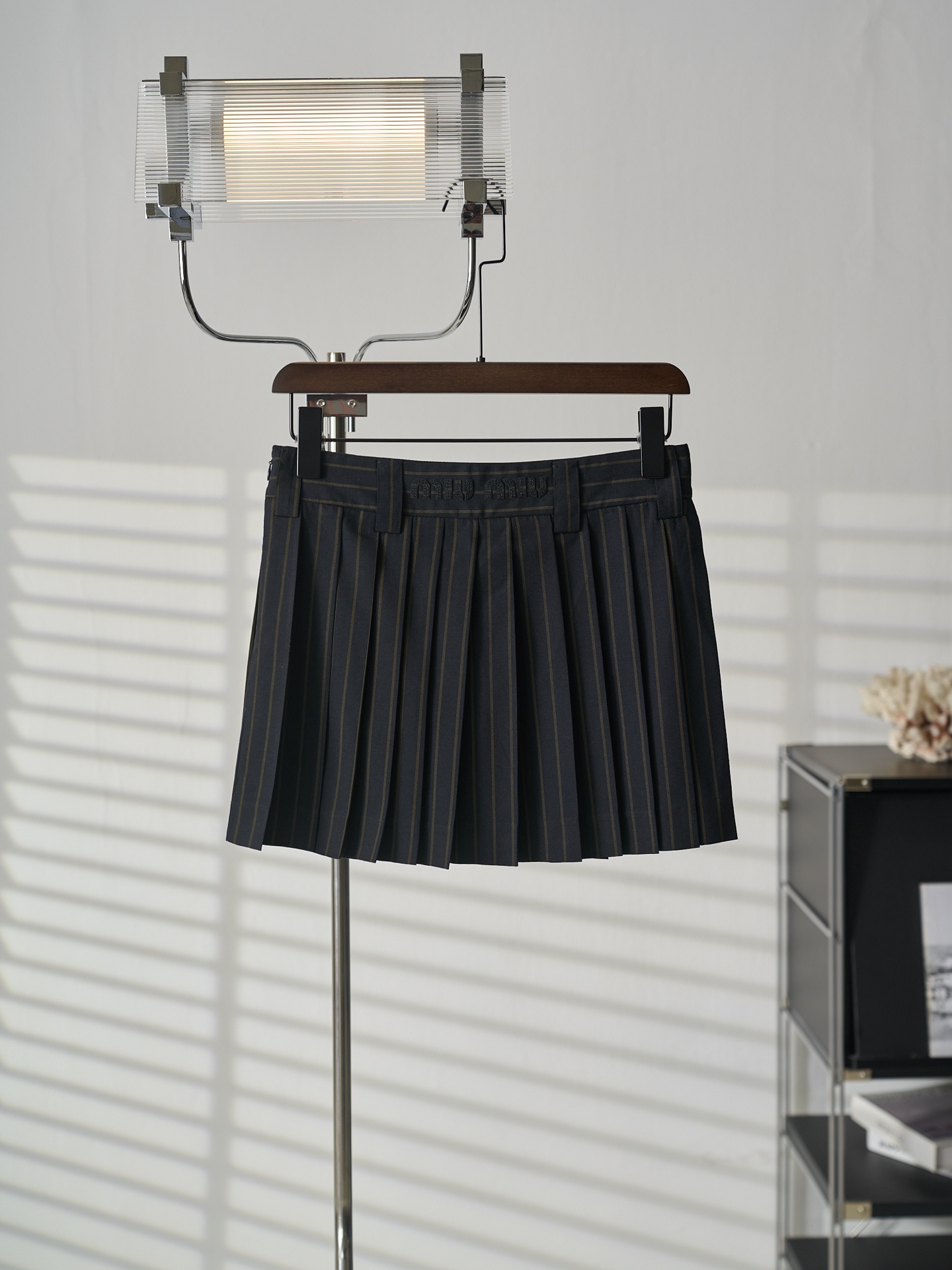 P175 [Fotografía real] MiuMiu/缪缪 falda corta plisada con apliques bordados y rayas (mujer) [En stock] 36 38 4…