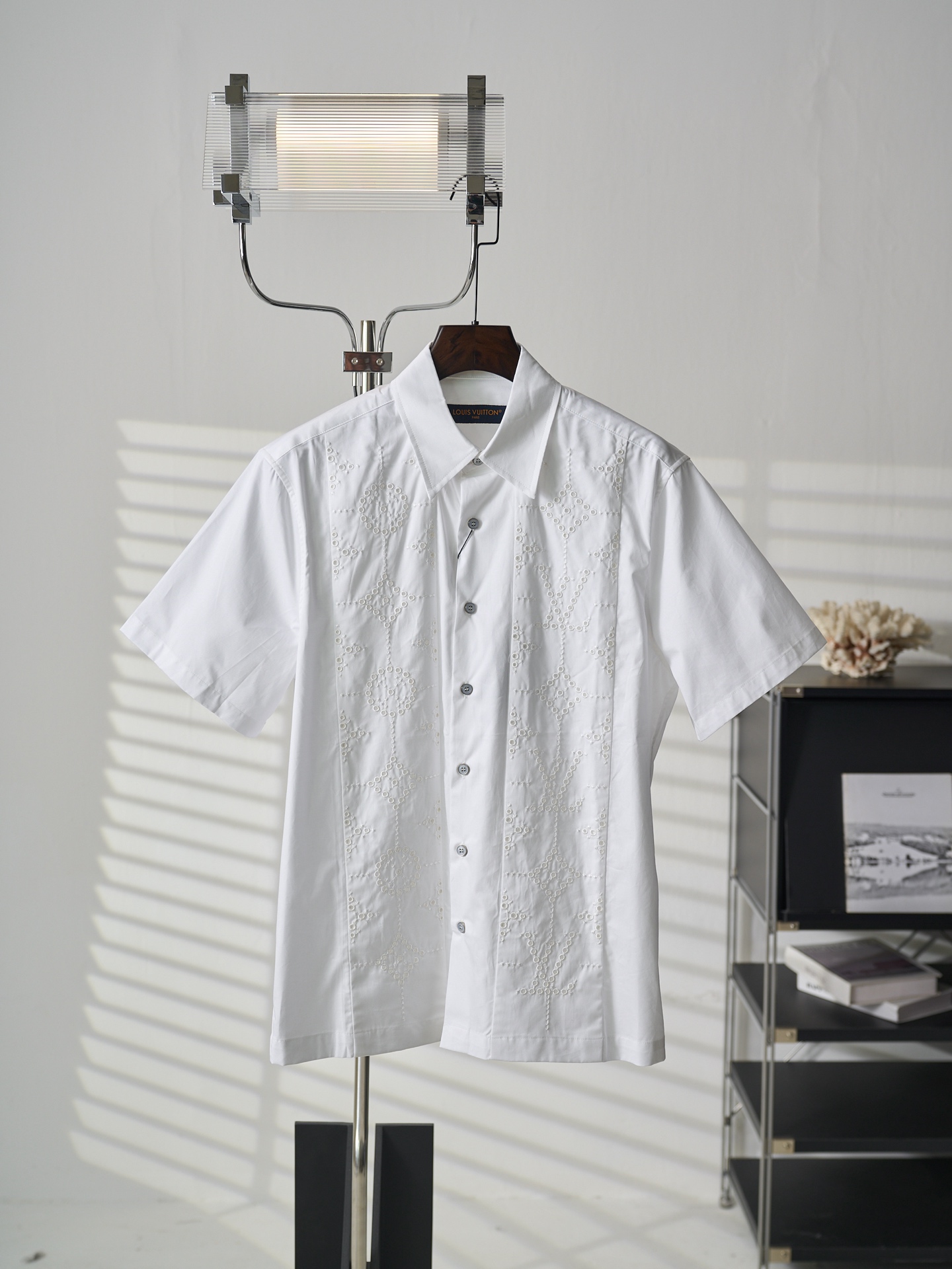 P190 [Artículo real] LV/Louis Vuitton Camisa de manga corta con bordado calado (con etiqueta de cuero en la espalda) [E…