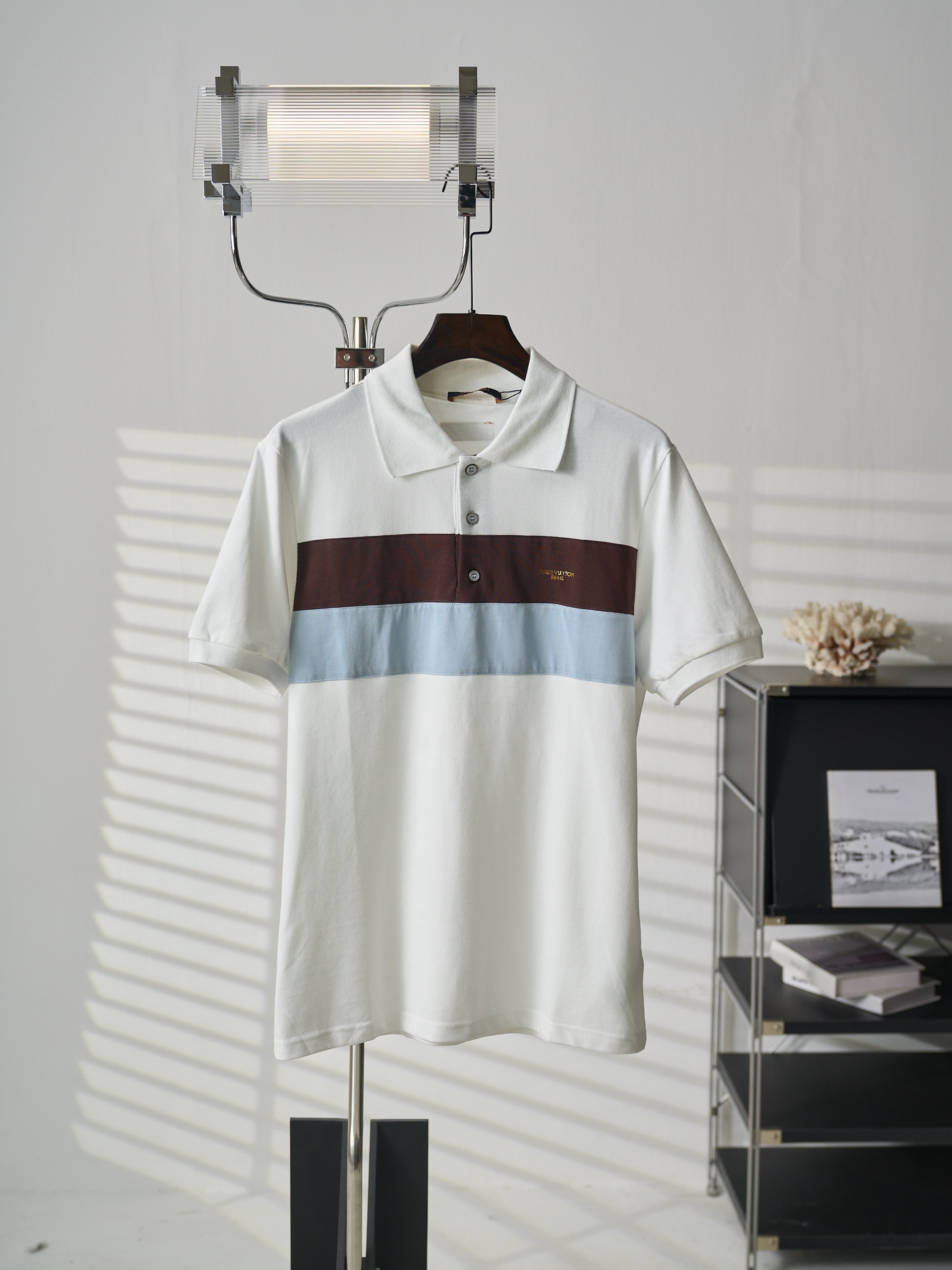 P135 【Foto real】LV/Louis Vuitton Polo de manga corta de algodón piqué con rayas de contraste y estampado dorado 【En sto…