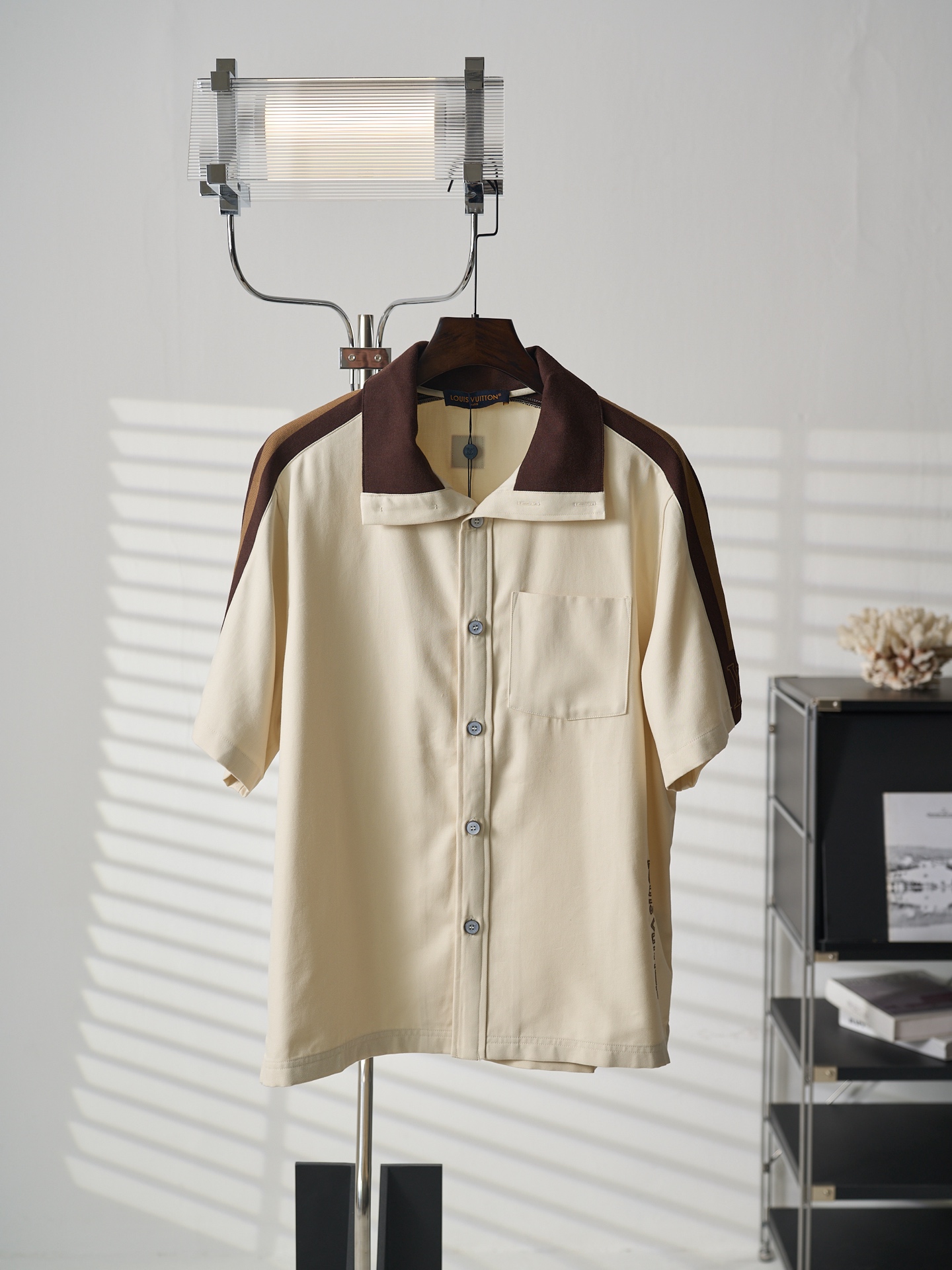 P190 [Artículo real] LV/Louis Vuitton Camisa de manga corta con cinta tejida en ambos lados, bordado de letras en contr…