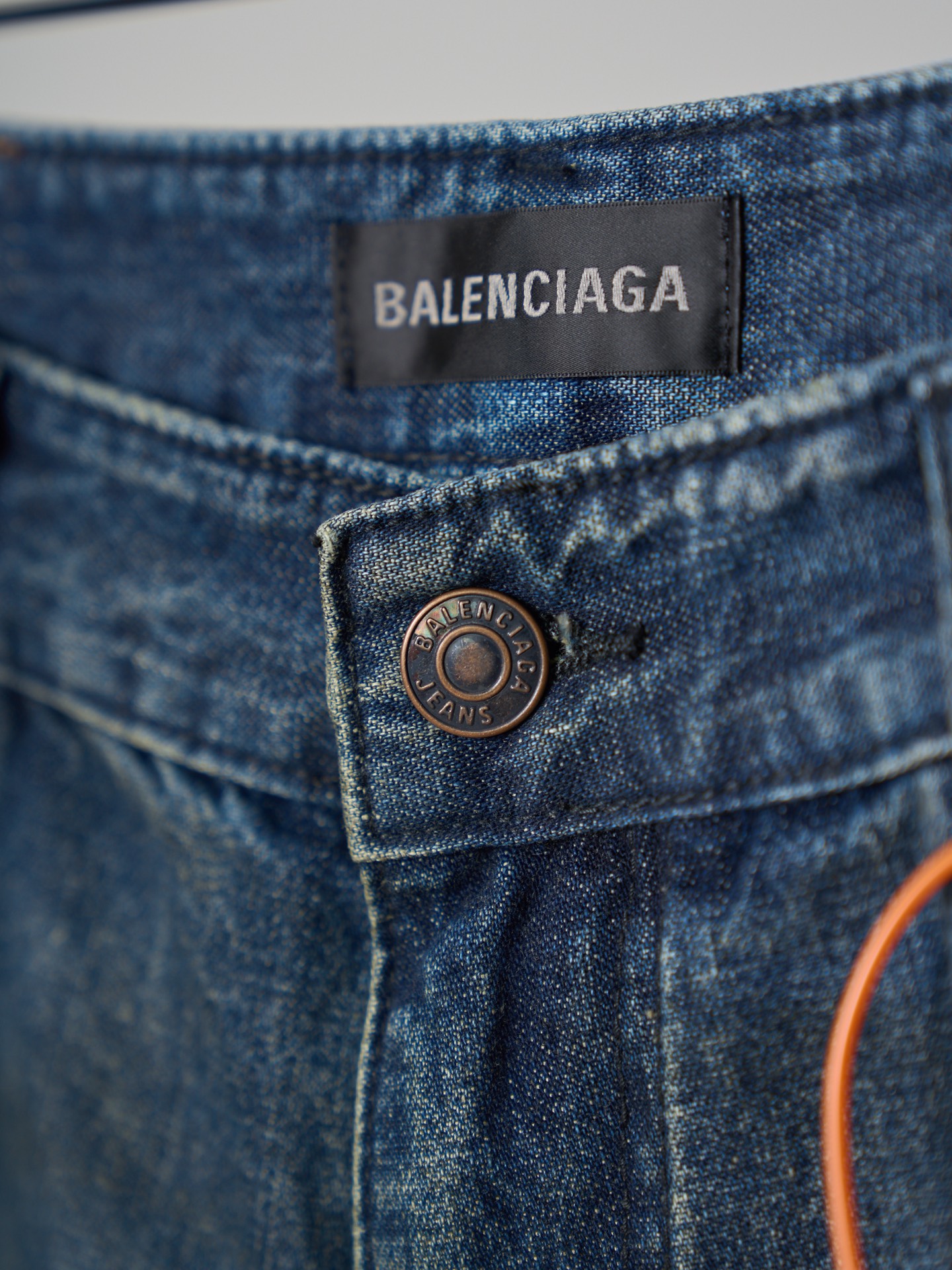 Balenciaga 标识贴饰做旧牛仔裤