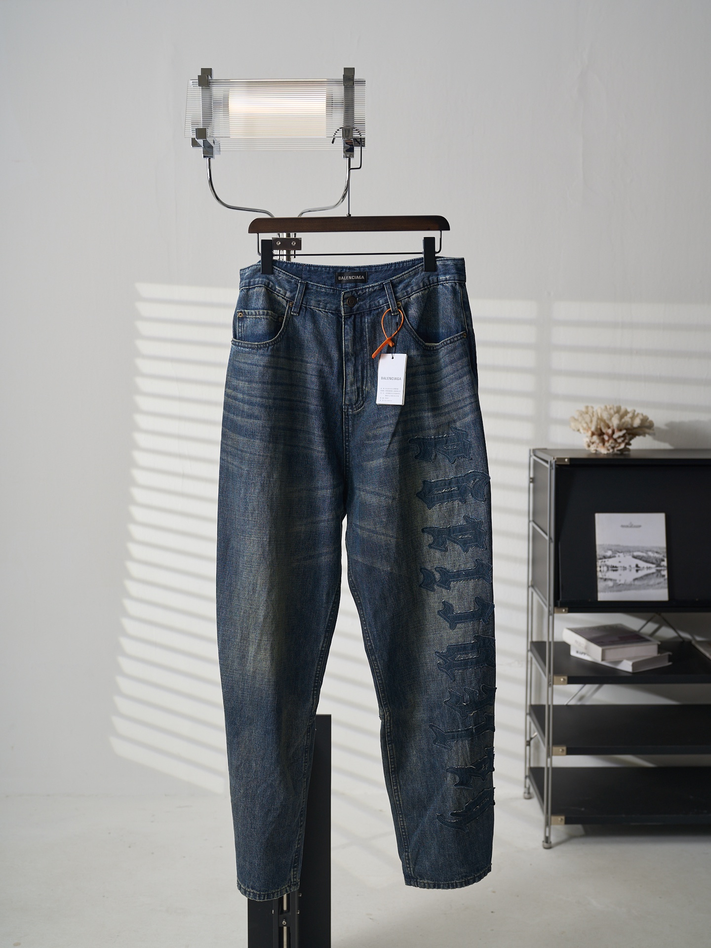 Balenciaga 标识贴饰做旧牛仔裤
