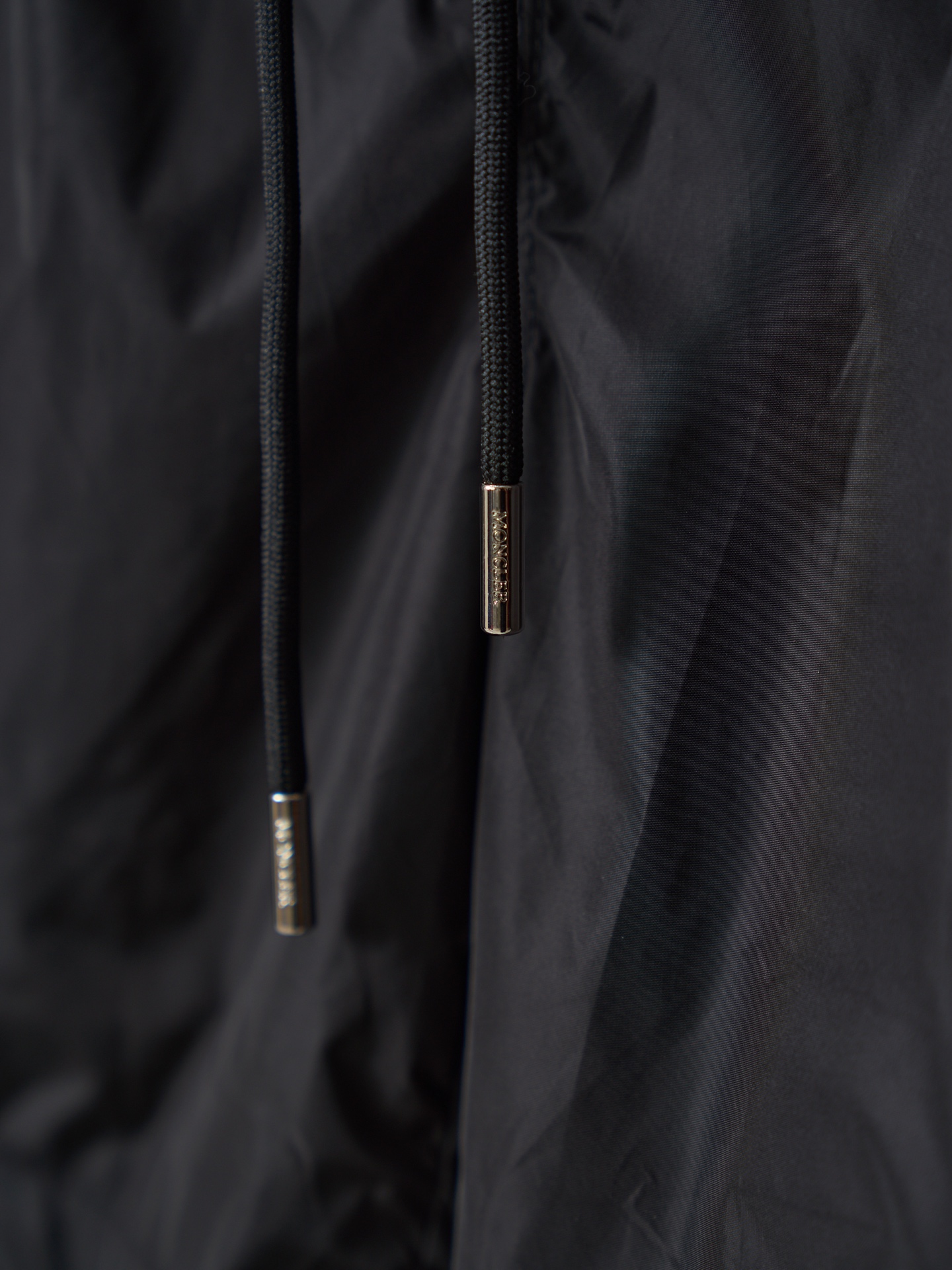Moncler 章仔徽标口袋尼龙短裤沙滩裤
