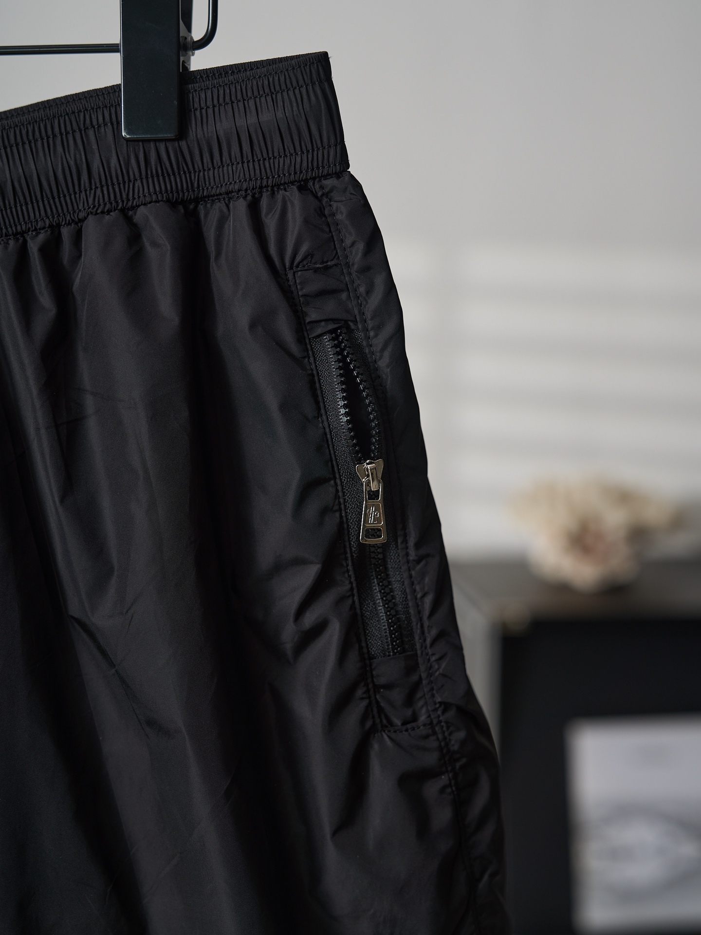Moncler 章仔徽标口袋尼龙短裤沙滩裤