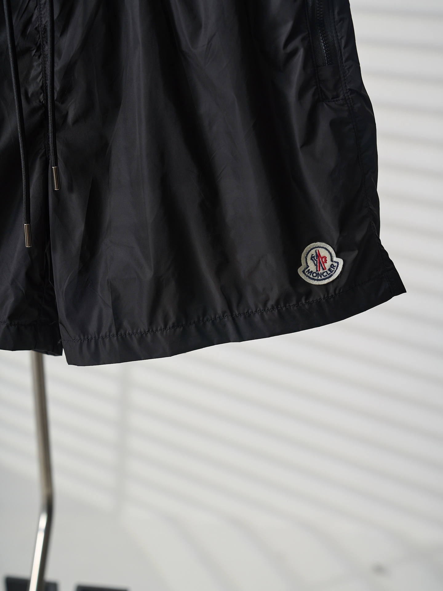 Moncler 章仔徽标口袋尼龙短裤沙滩裤