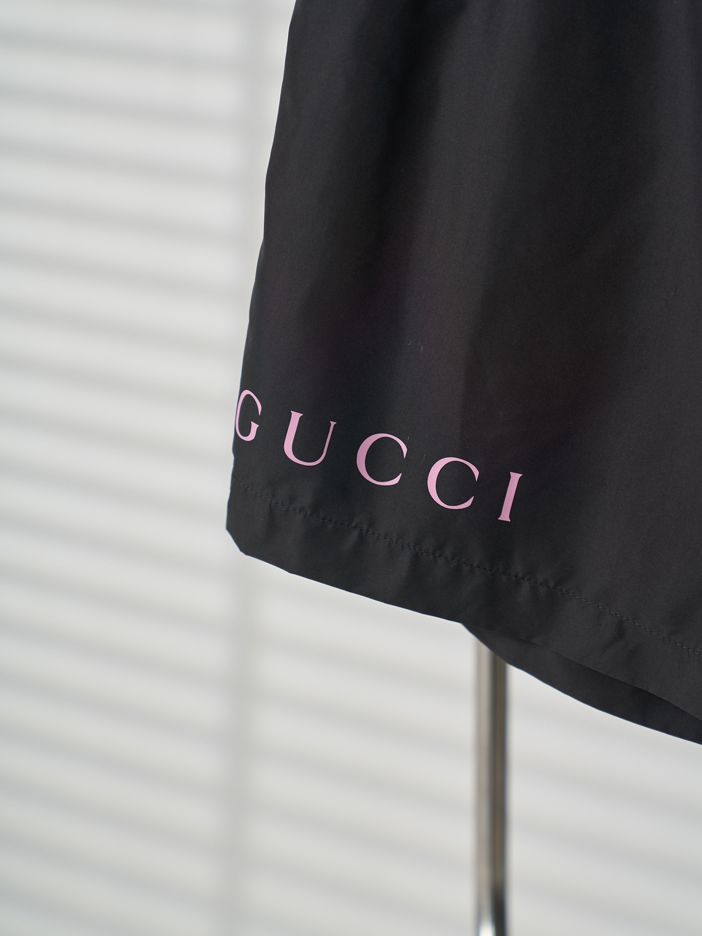 Gucci 粉色标识印花撞色短裤