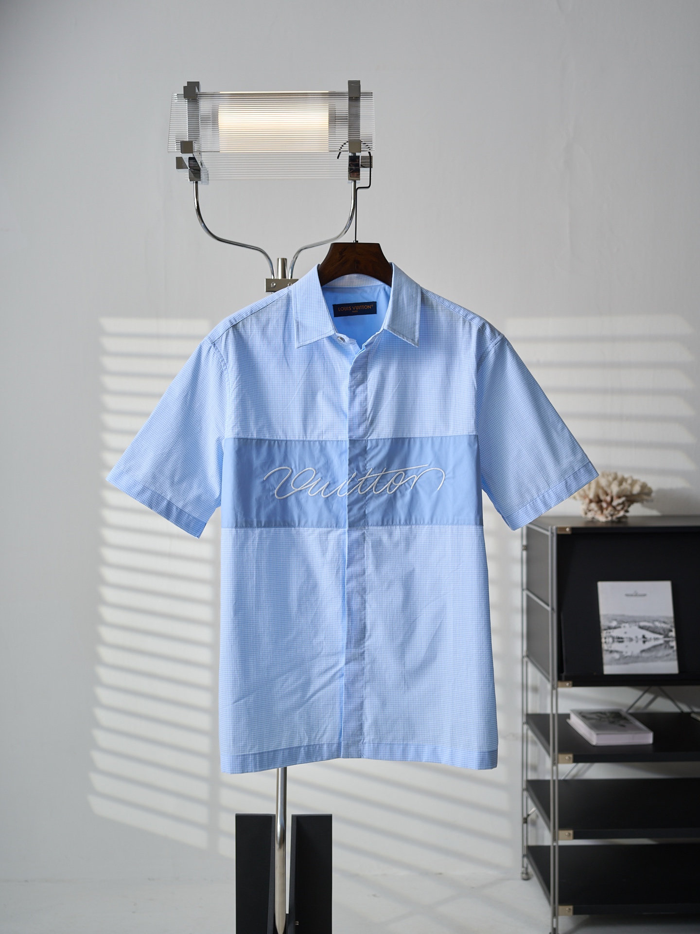 P185 [Artículo real] LV/Louis Vuitton Camisa de manga corta de cuadros finos con bordado de firma y拼接 [En stock] S M L …