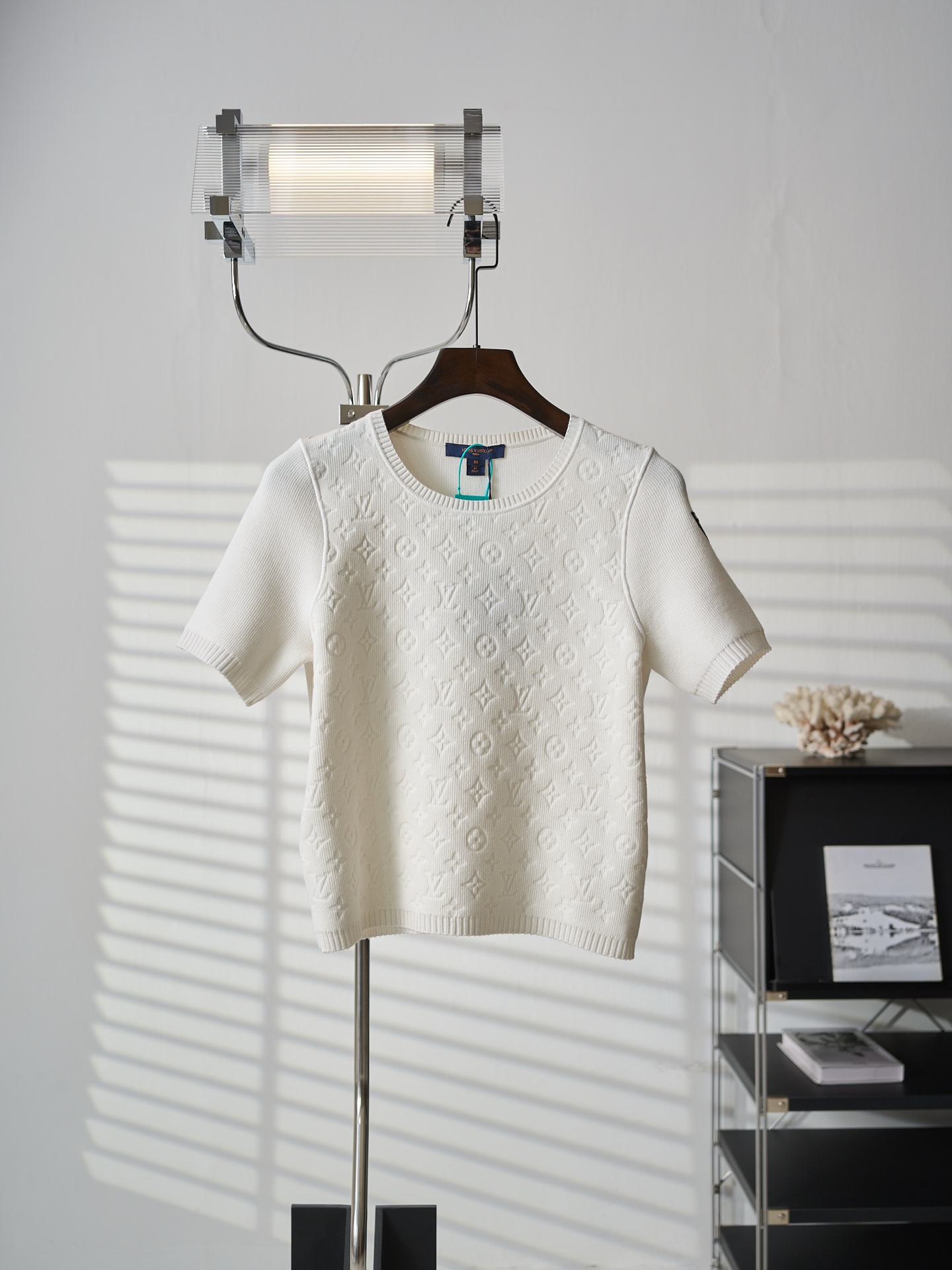 P280 【Foto real】LV/Louis Vuitton Camiseta de manga corta de mujer con textura de monograma en relieve y etiqueta de cue…
