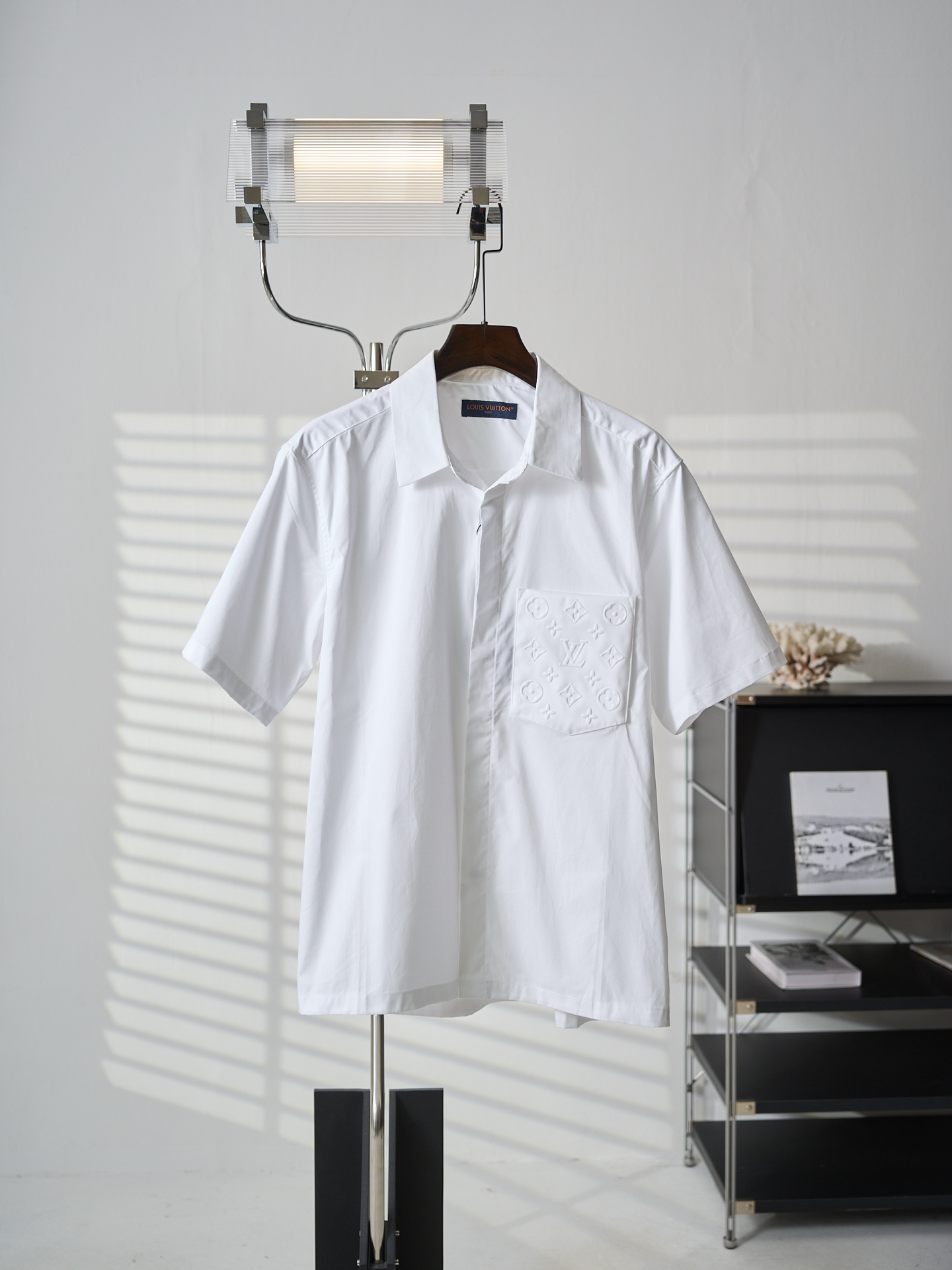 P175 [Artículo real] LV/Louis Vuitton Camisa de manga corta con cuello solapa, bolsillo y estampado Monogram en relieve…