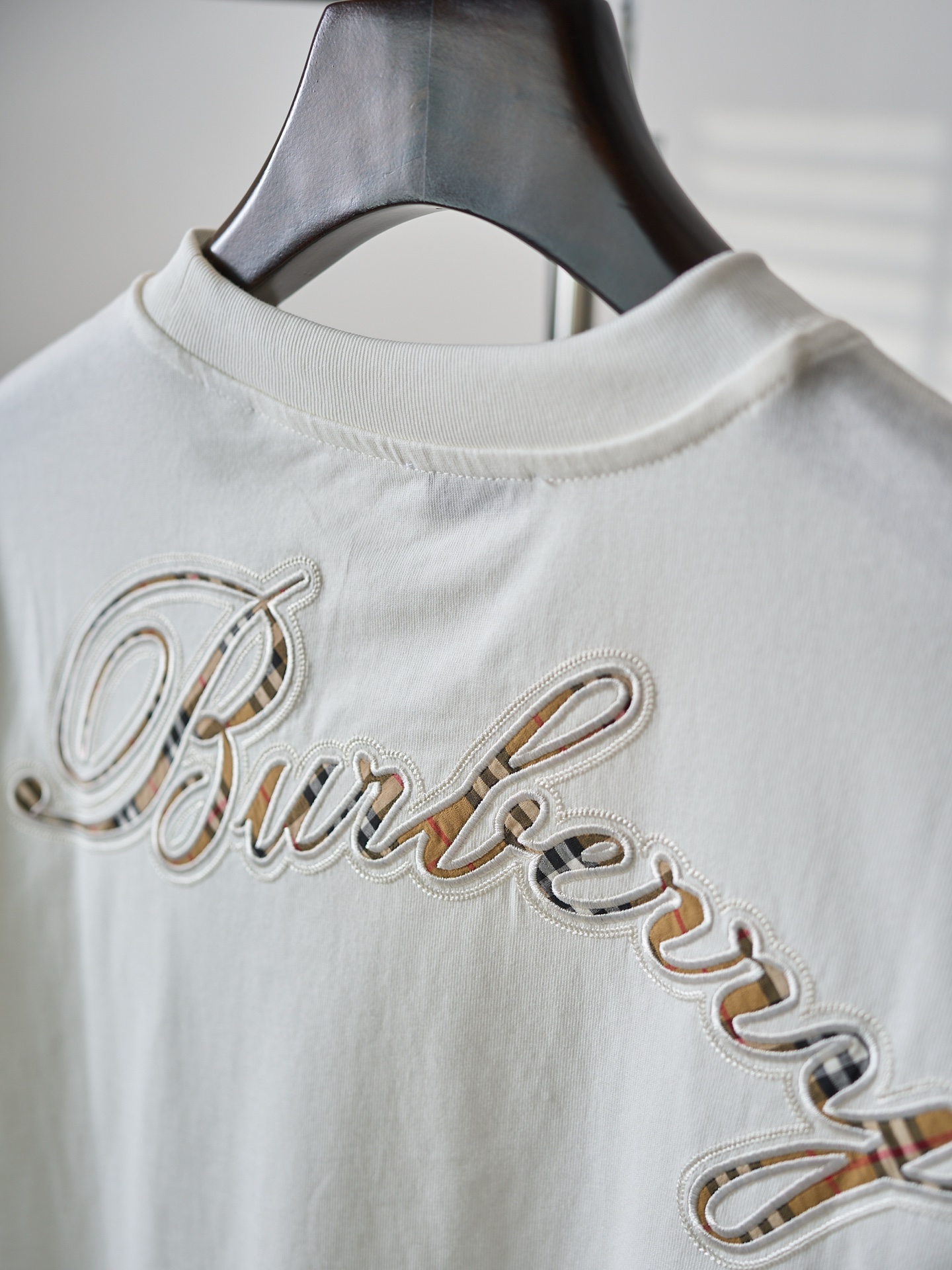 Burberry 格纹草书风格徽标棉质圆领短袖T恤衫