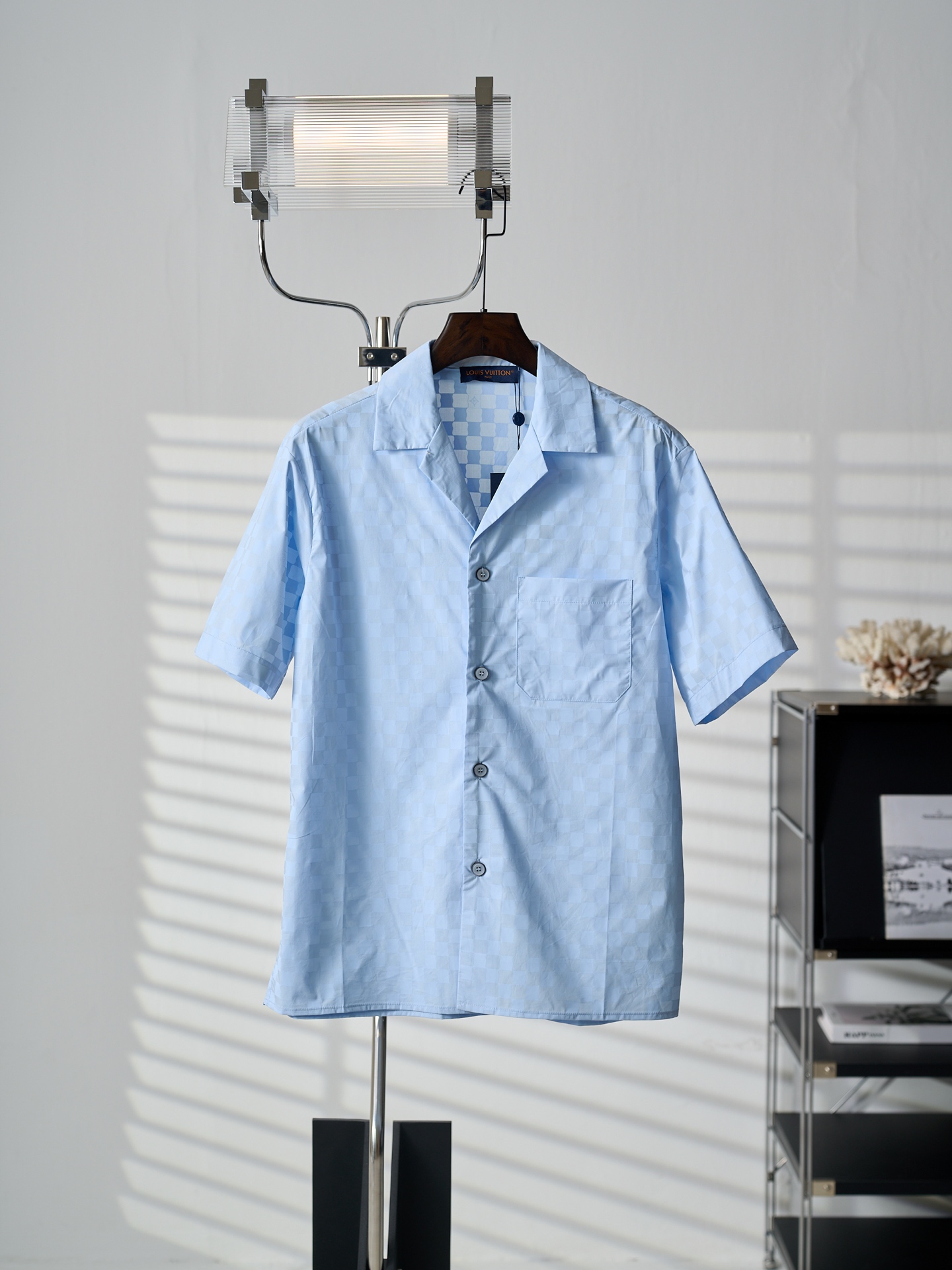 P170 [Artículo real] LV/Louis Vuitton Camisa de manga corta jacquard con estampado de tablero de ajedrez [En stock] S M…