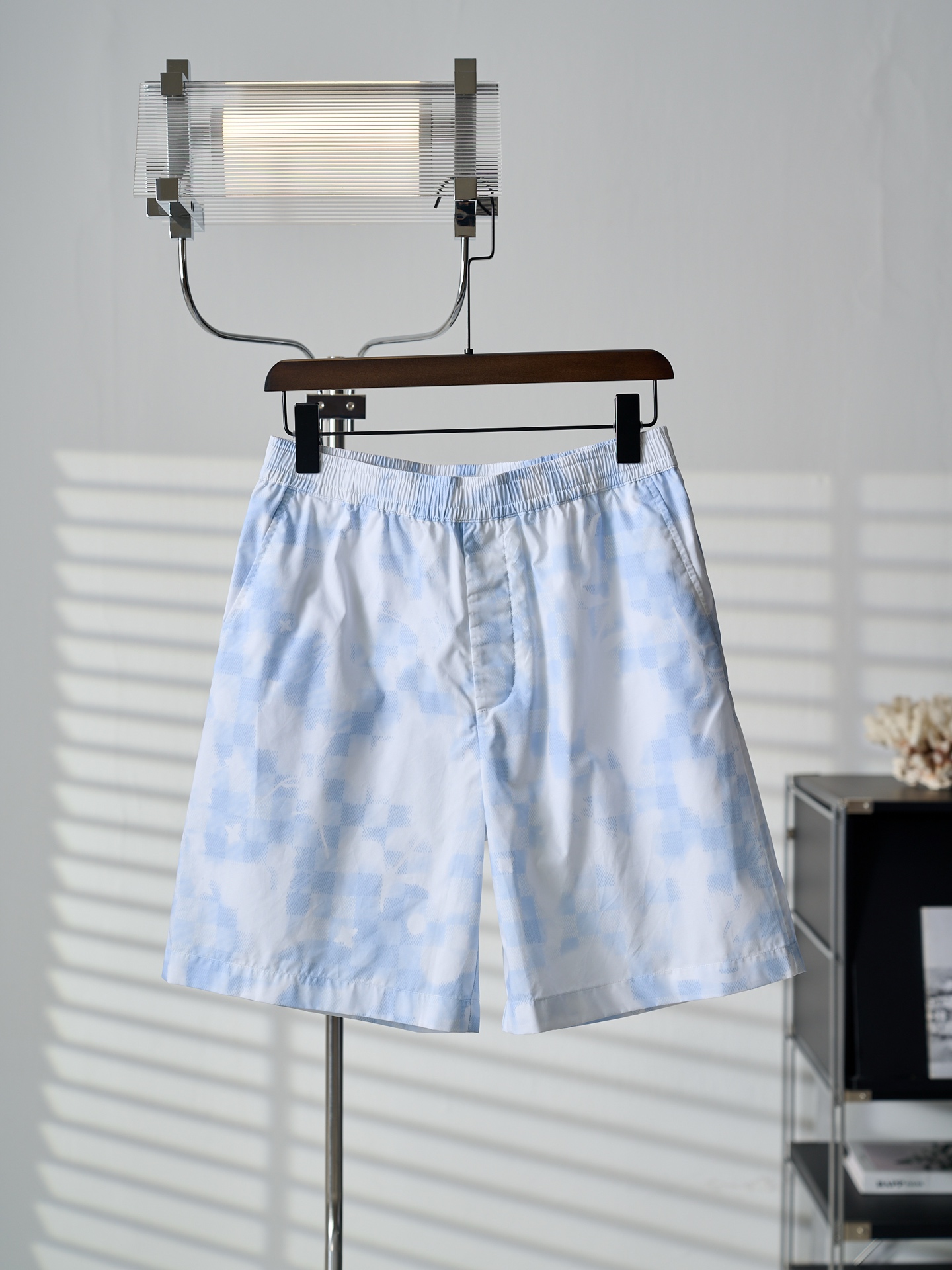 P160 [Artículo real] LV/Louis Vuitton Pantalones cortos con cordón de cuadros de tablero de ajedrez con degradado teñid…
