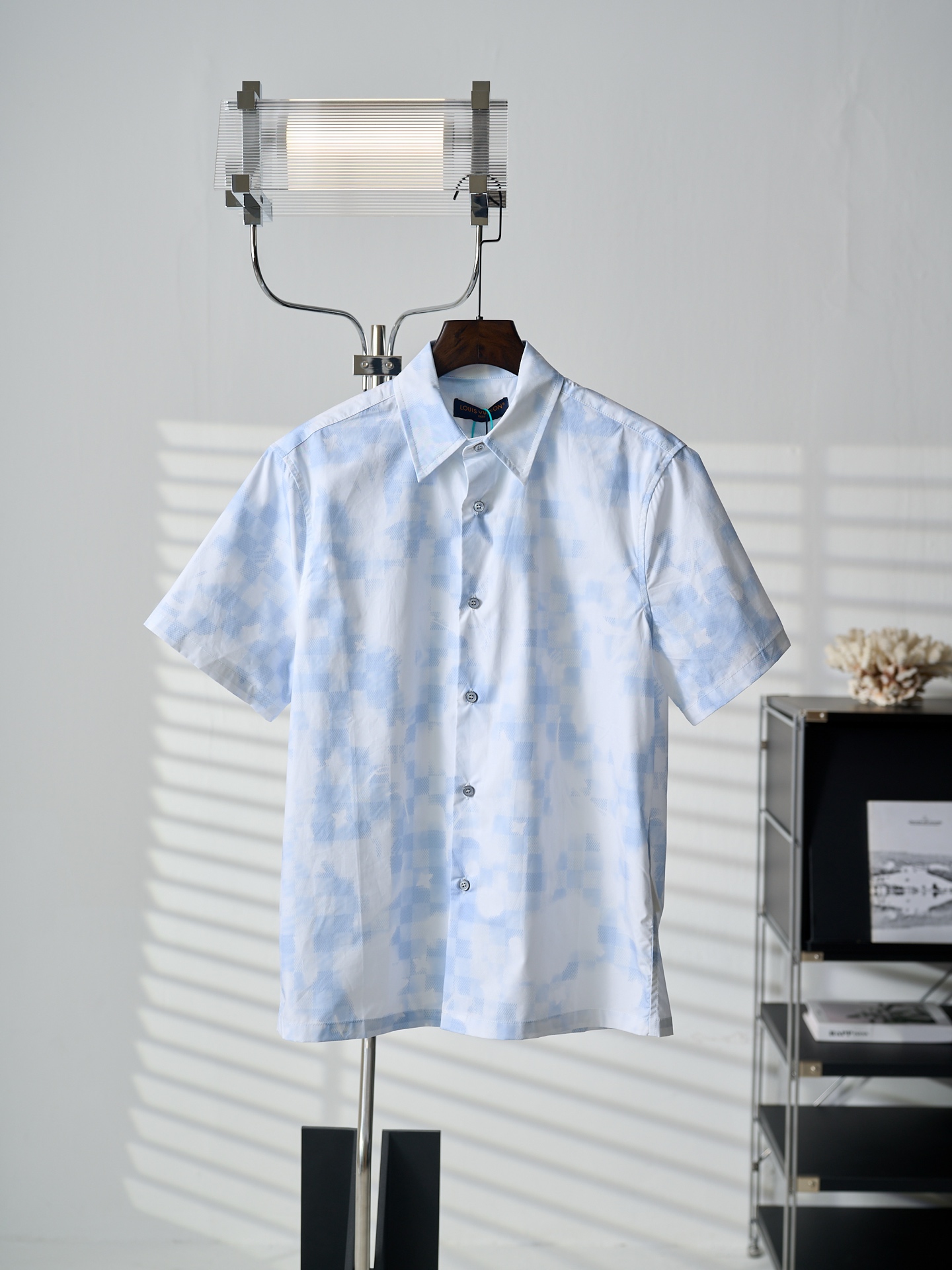 P175 [Artículo real] LV/Louis Vuitton Camisa de manga corta de cuadros de tablero de ajedrez con degradado teñido [En s…