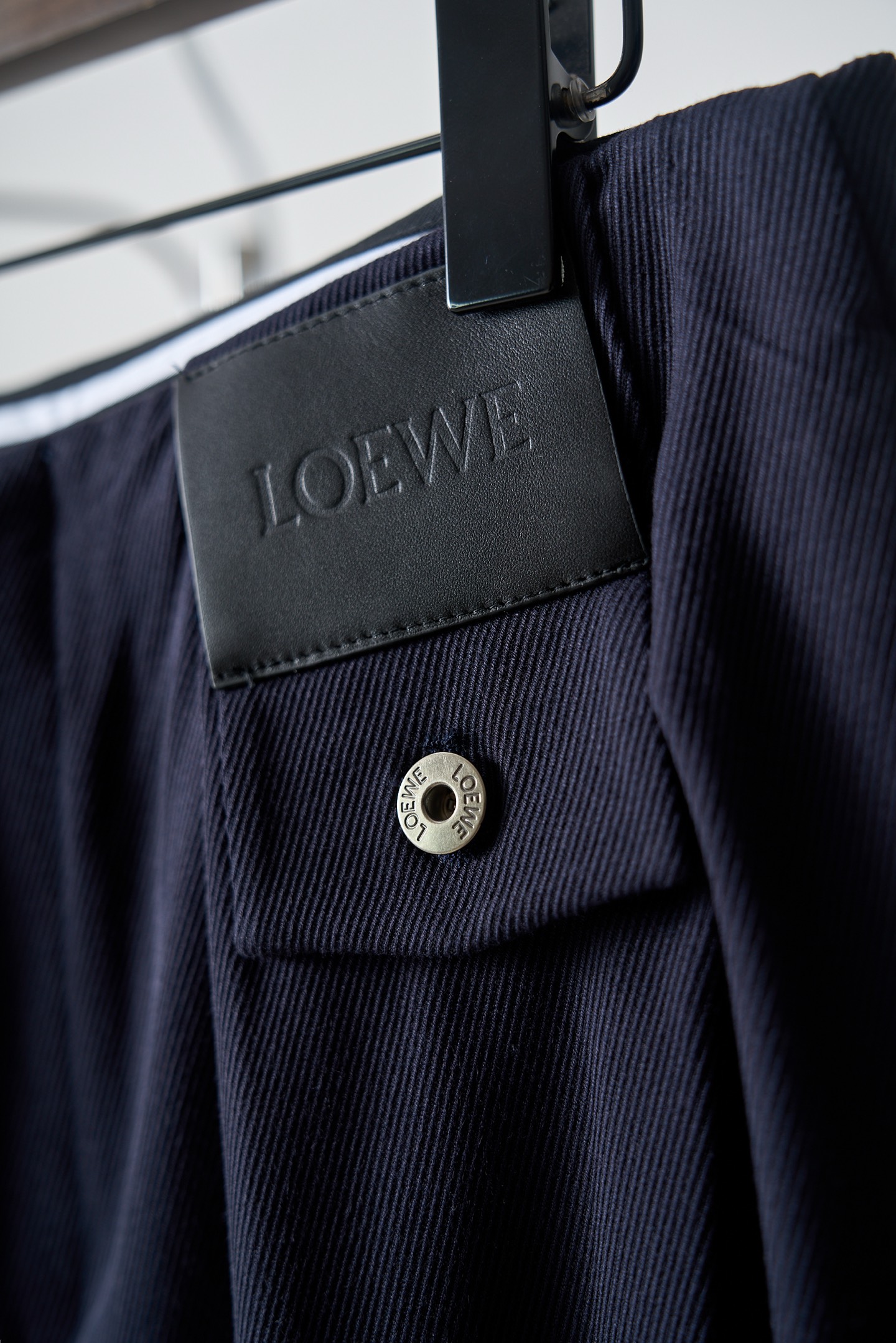 Loewe 压纹皮牌休闲长裤