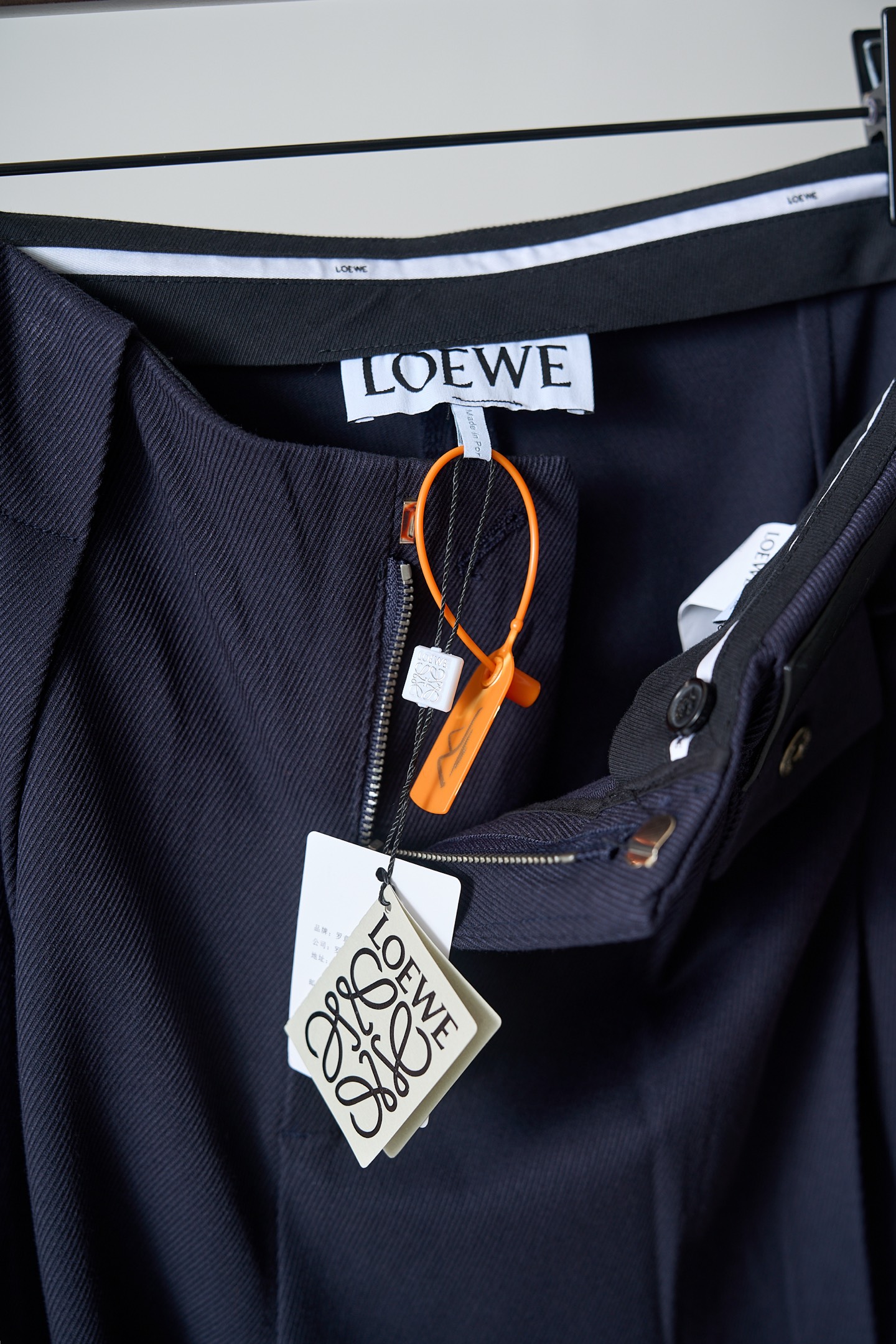 Loewe 压纹皮牌休闲长裤