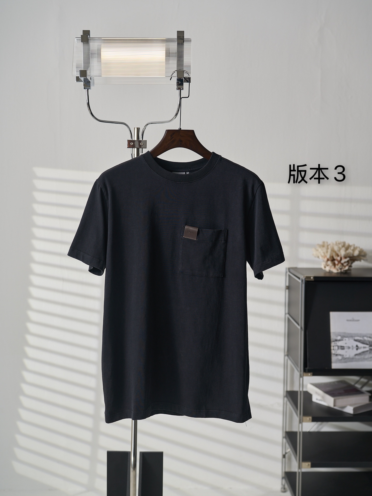 Dior 胸前皮标贴袋圆领短袖T恤版本3