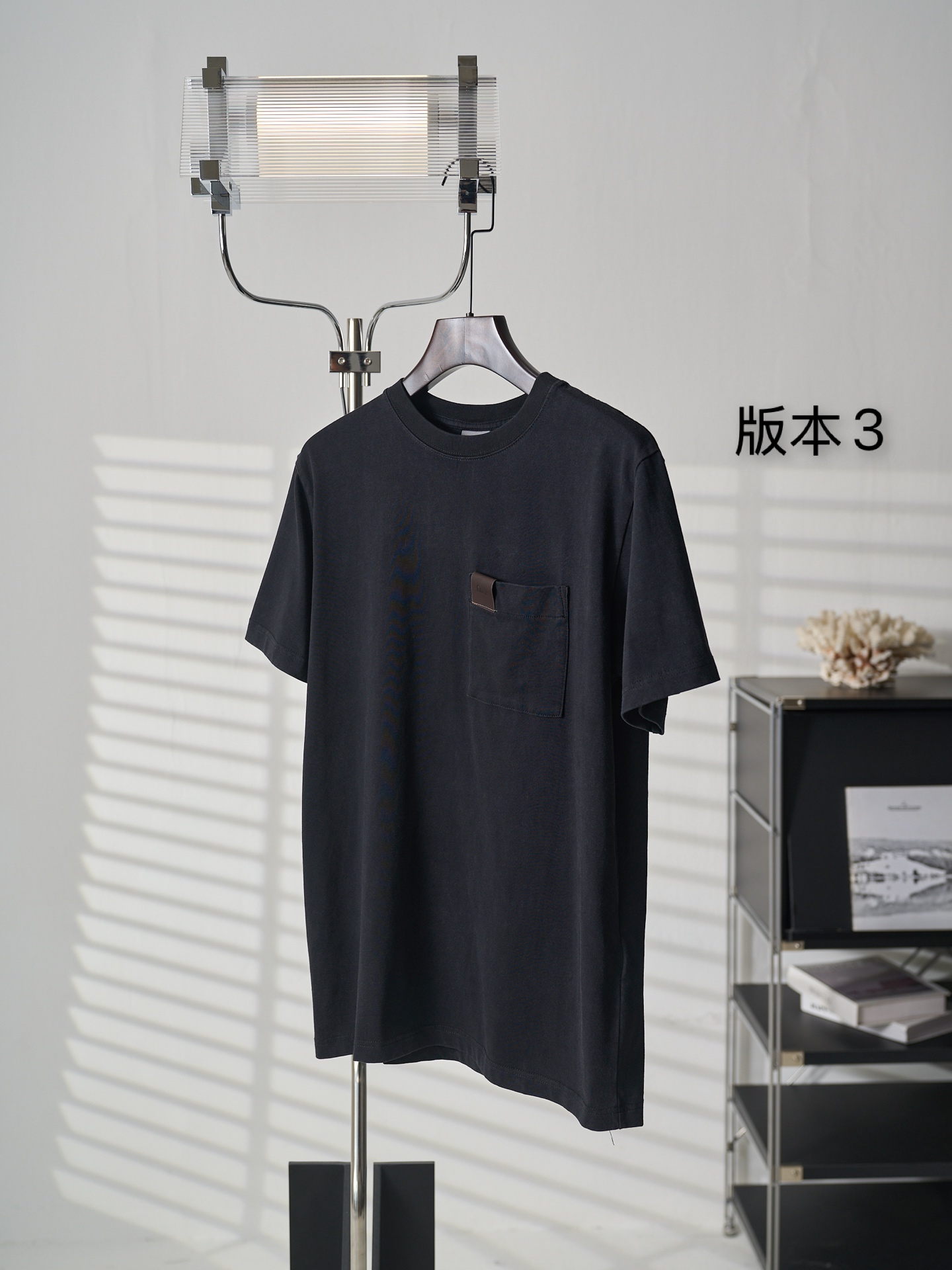 Dior 胸前皮标贴袋圆领短袖T恤版本3