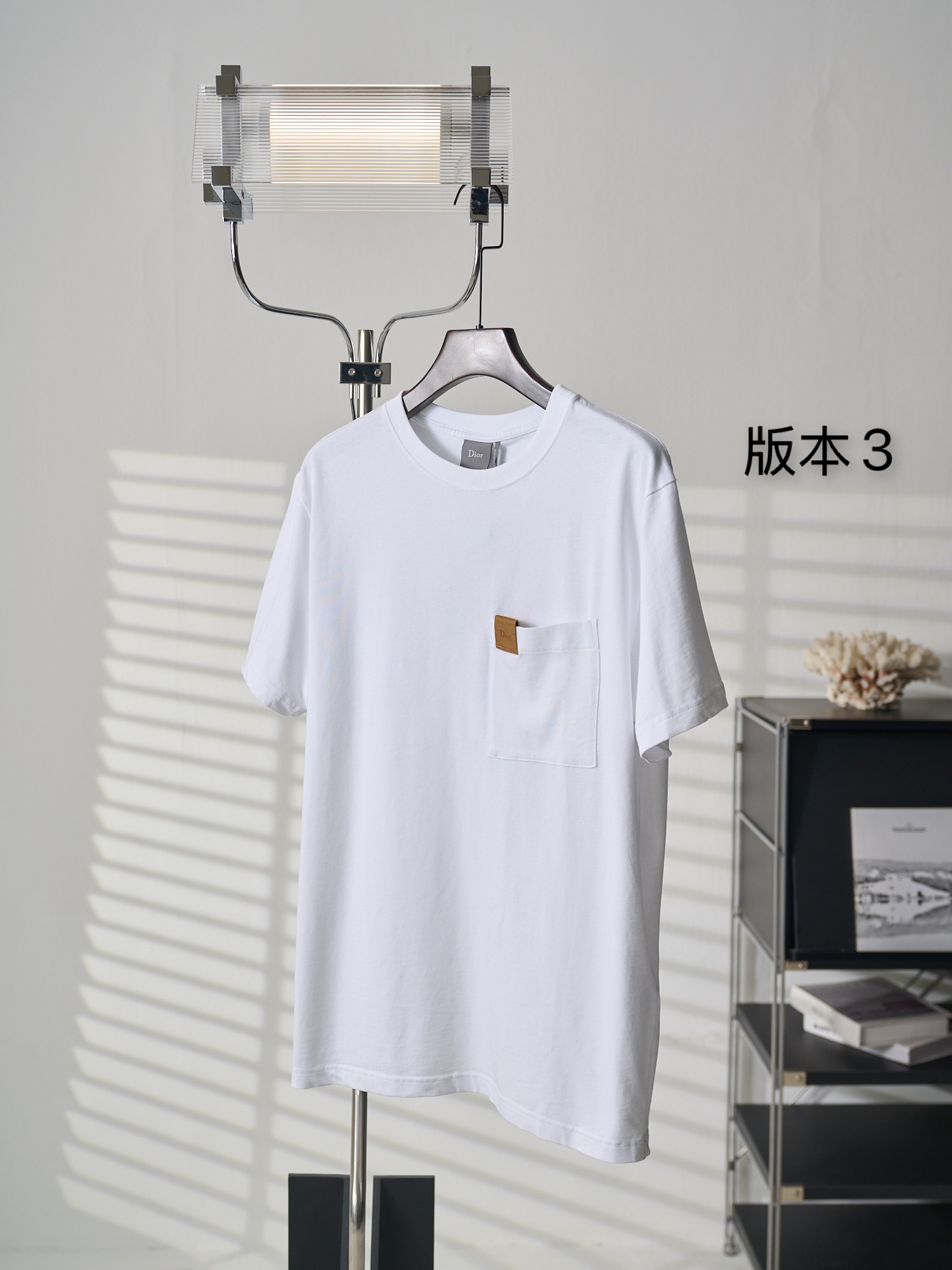 Dior 胸前皮标贴袋圆领短袖T恤版本3