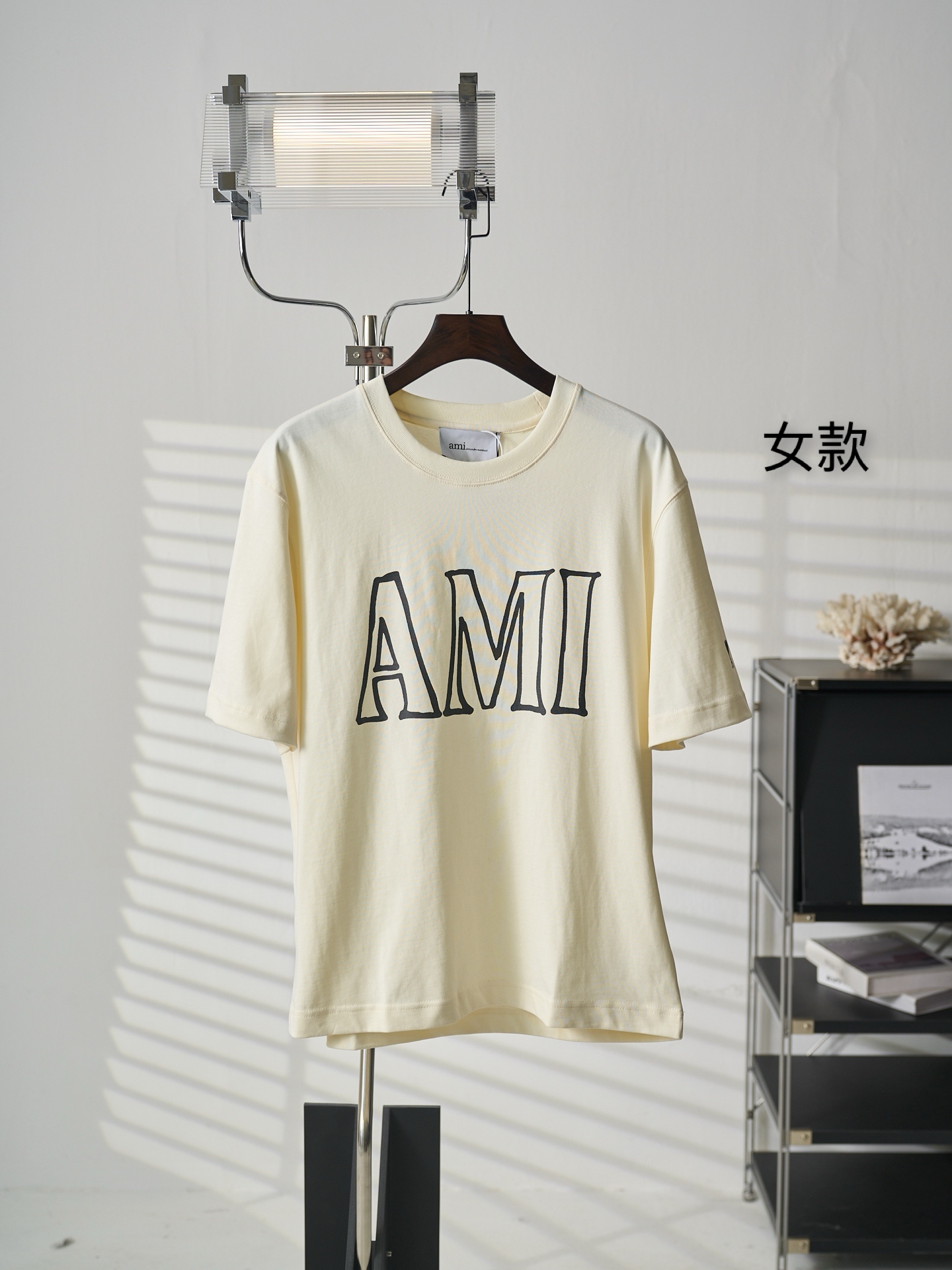P115 【实物挂拍】Ami/艾米 Paris 字母印花箱型短袖（女款） 【现货】S M L 定制云感呼吸棉，透气抗皱，舒适贴肤，一抹奶霜白惊艳亮相，法式极简的万能底色。 正面AMI印花是自我的签名，背面PARIS印花是浪漫的归属，前后呼…