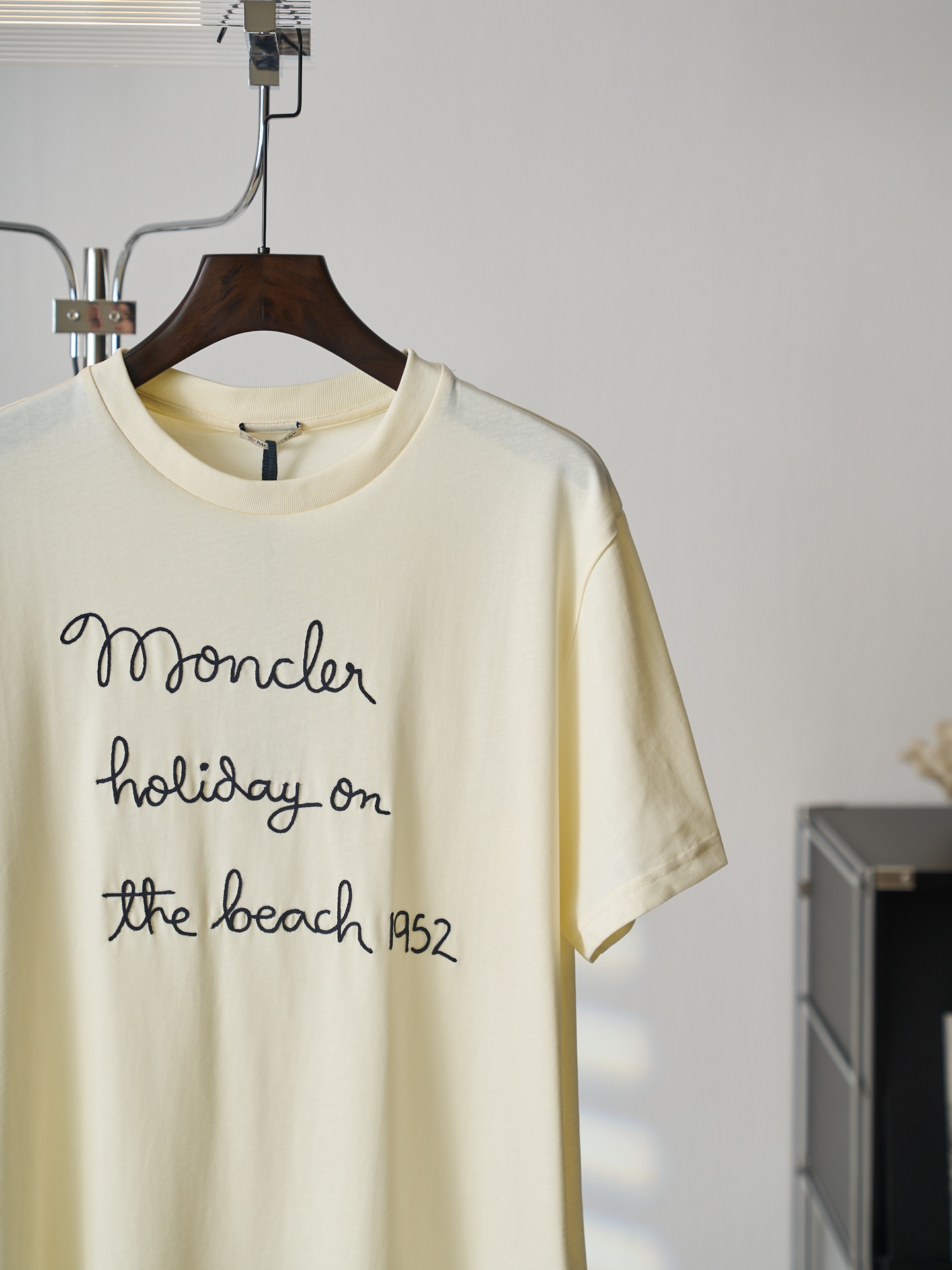 Moncler 字母绣花圆领短袖T恤