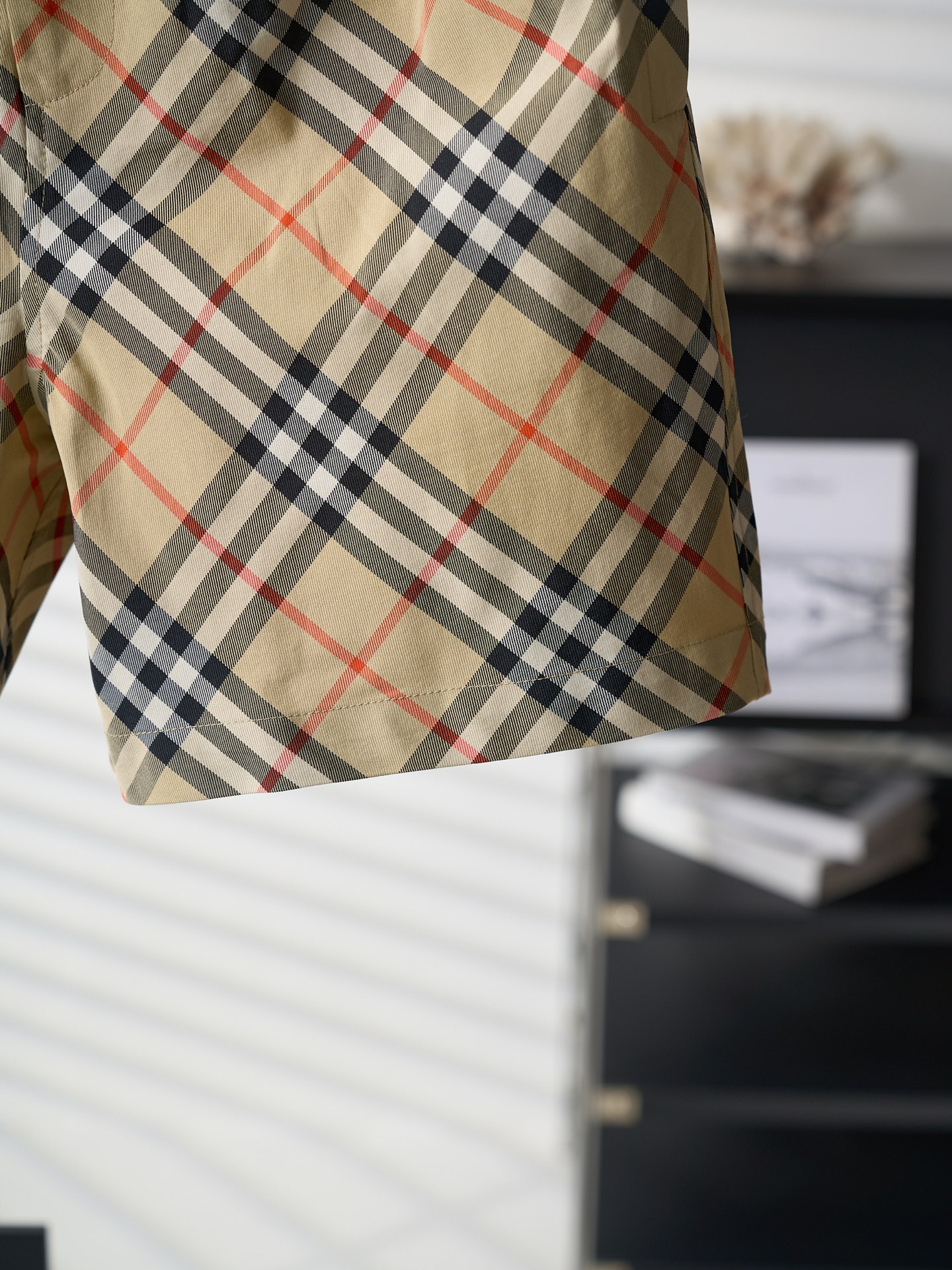 Burberry 斜纹格战马刺绣短裤翻盖贴袋款