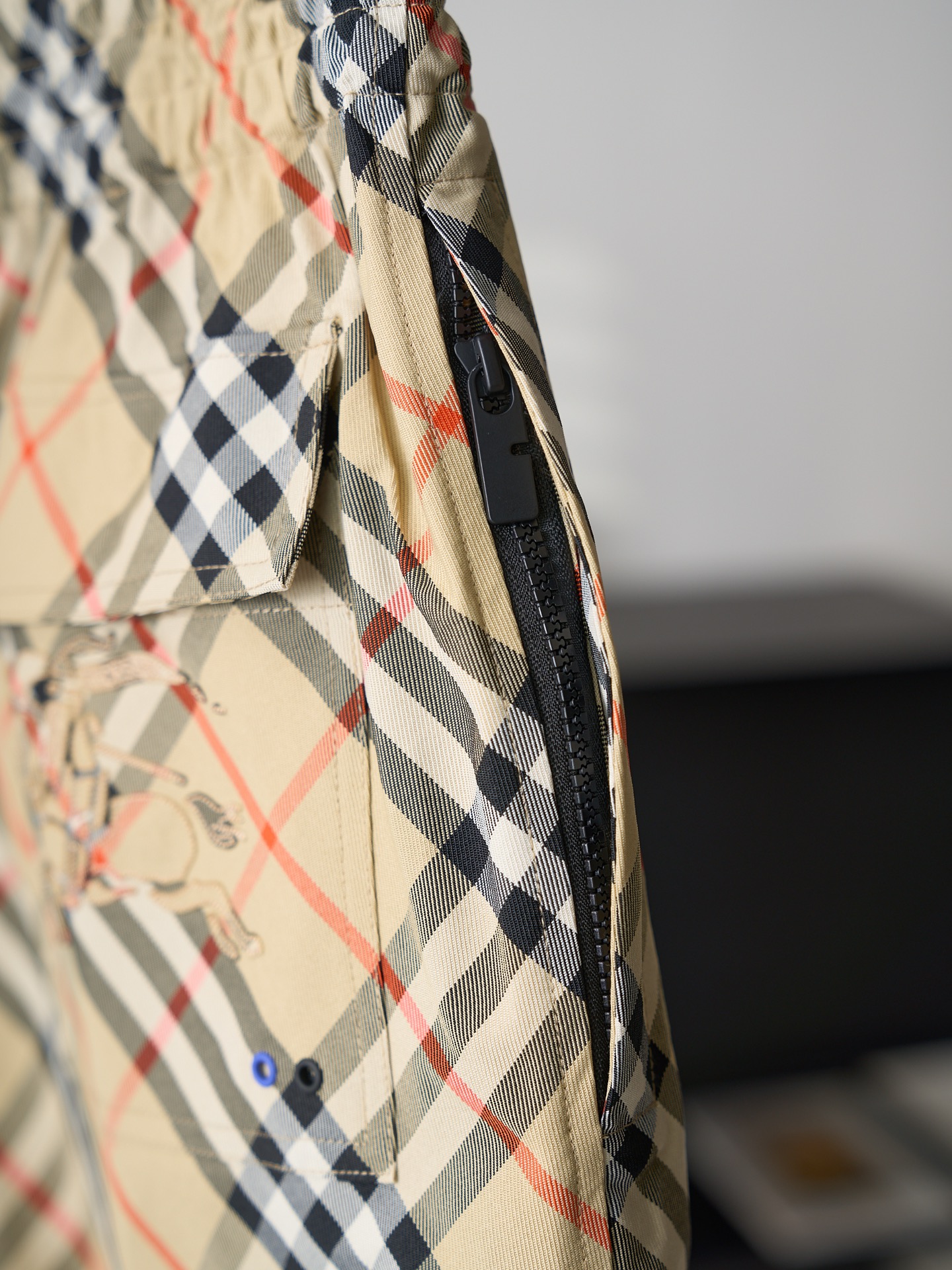 Burberry 斜纹格战马刺绣短裤翻盖贴袋款