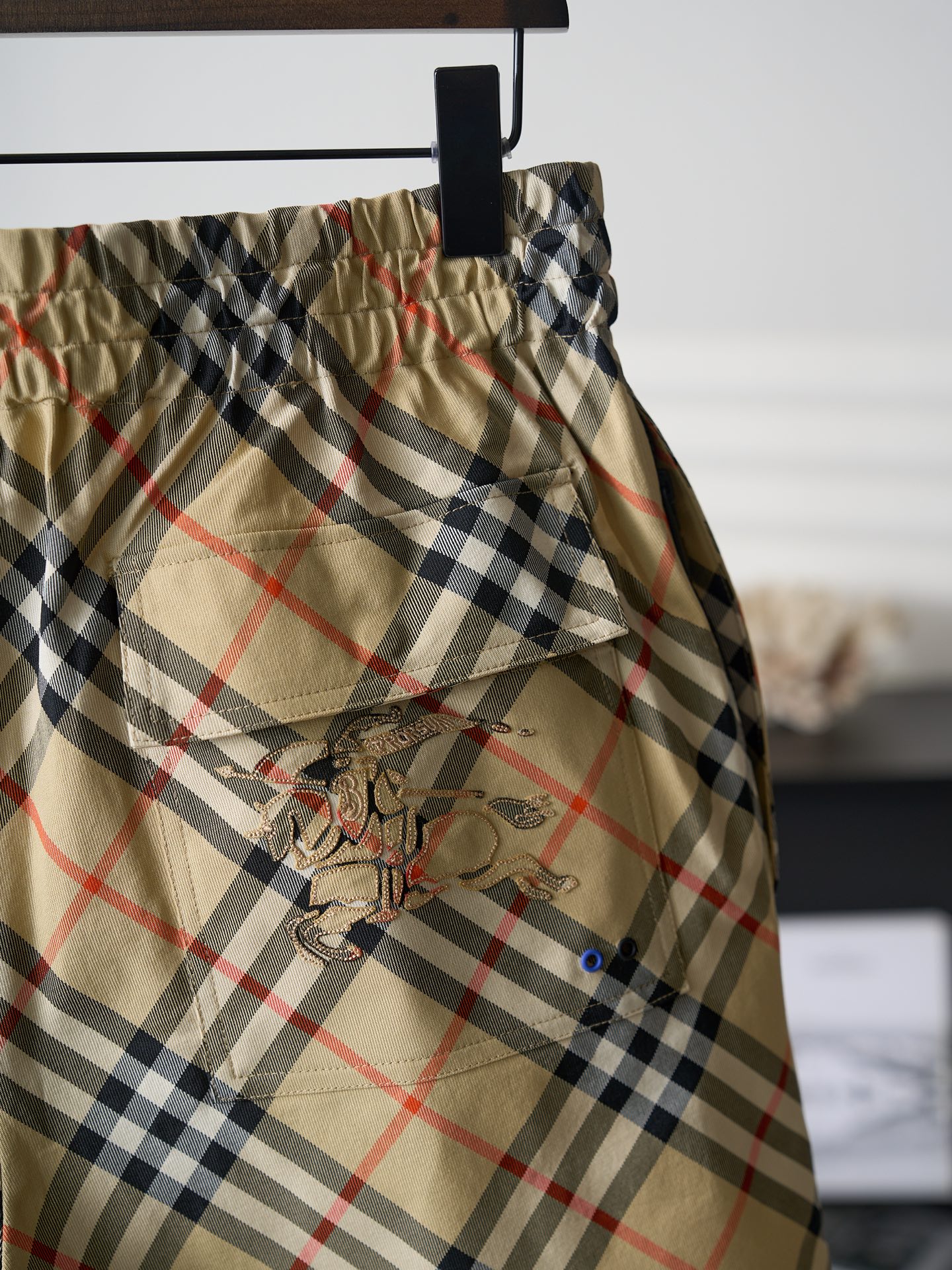 Burberry 斜纹格战马刺绣短裤翻盖贴袋款