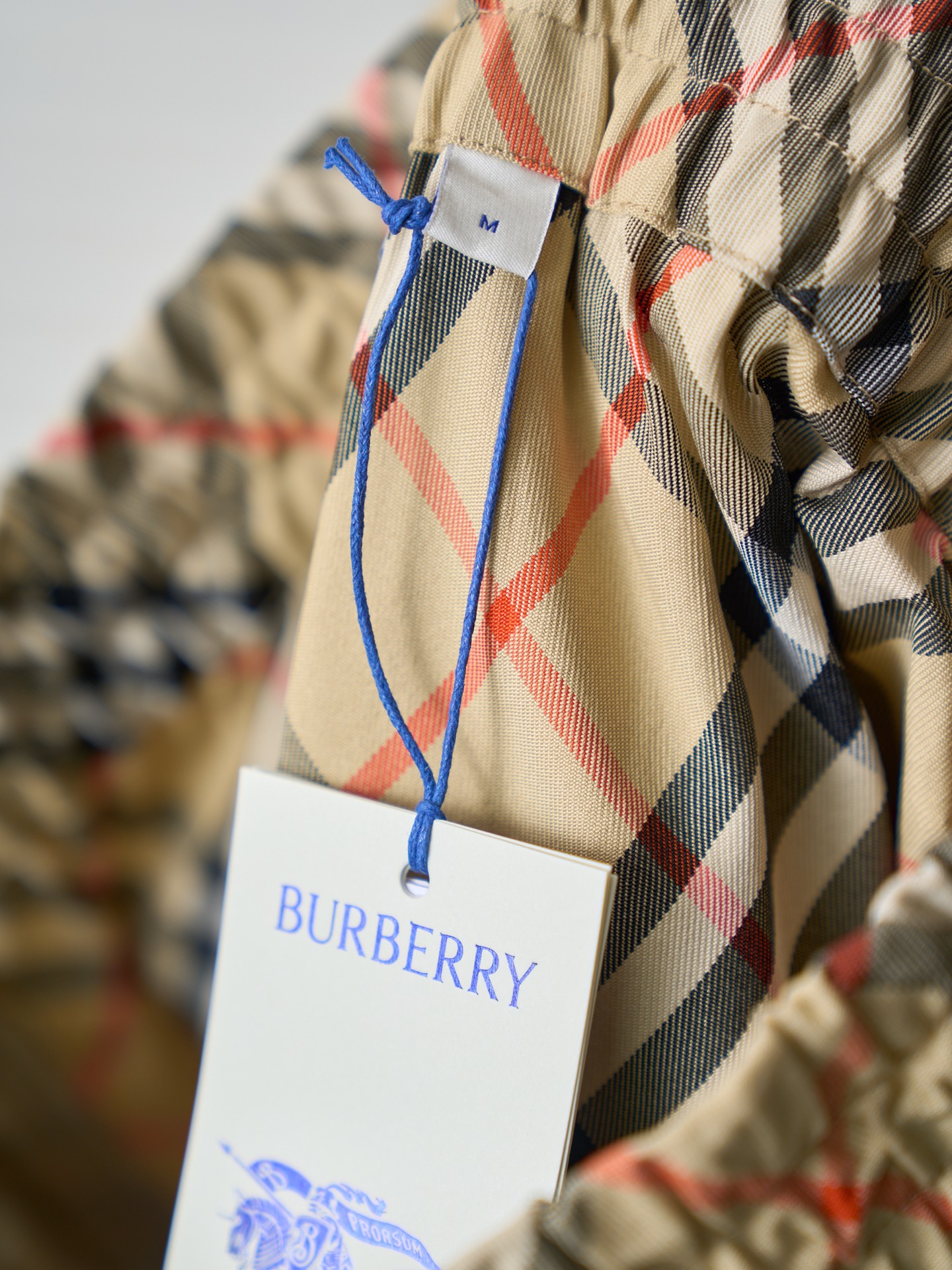 Burberry 斜纹格战马刺绣短裤翻盖贴袋款