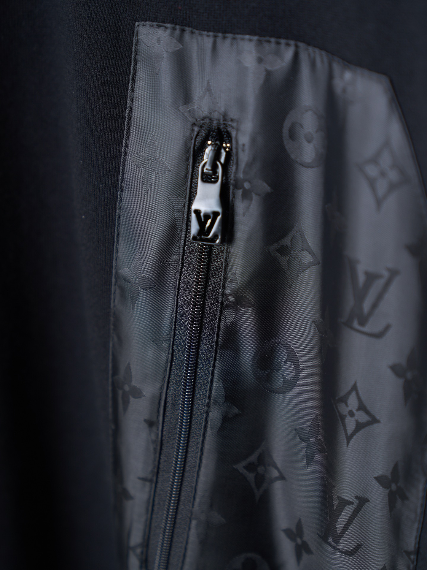 Louis Vuitton 老花尼龙拉链口袋圆领卫衣