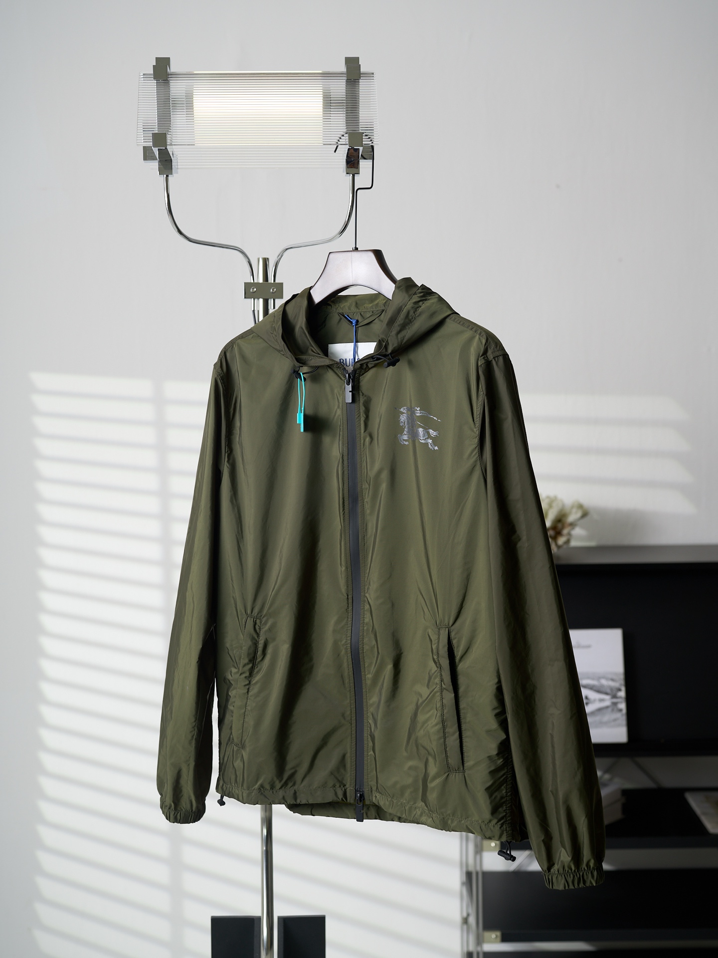 Burberry 马术骑士印花拉链连帽薄外套