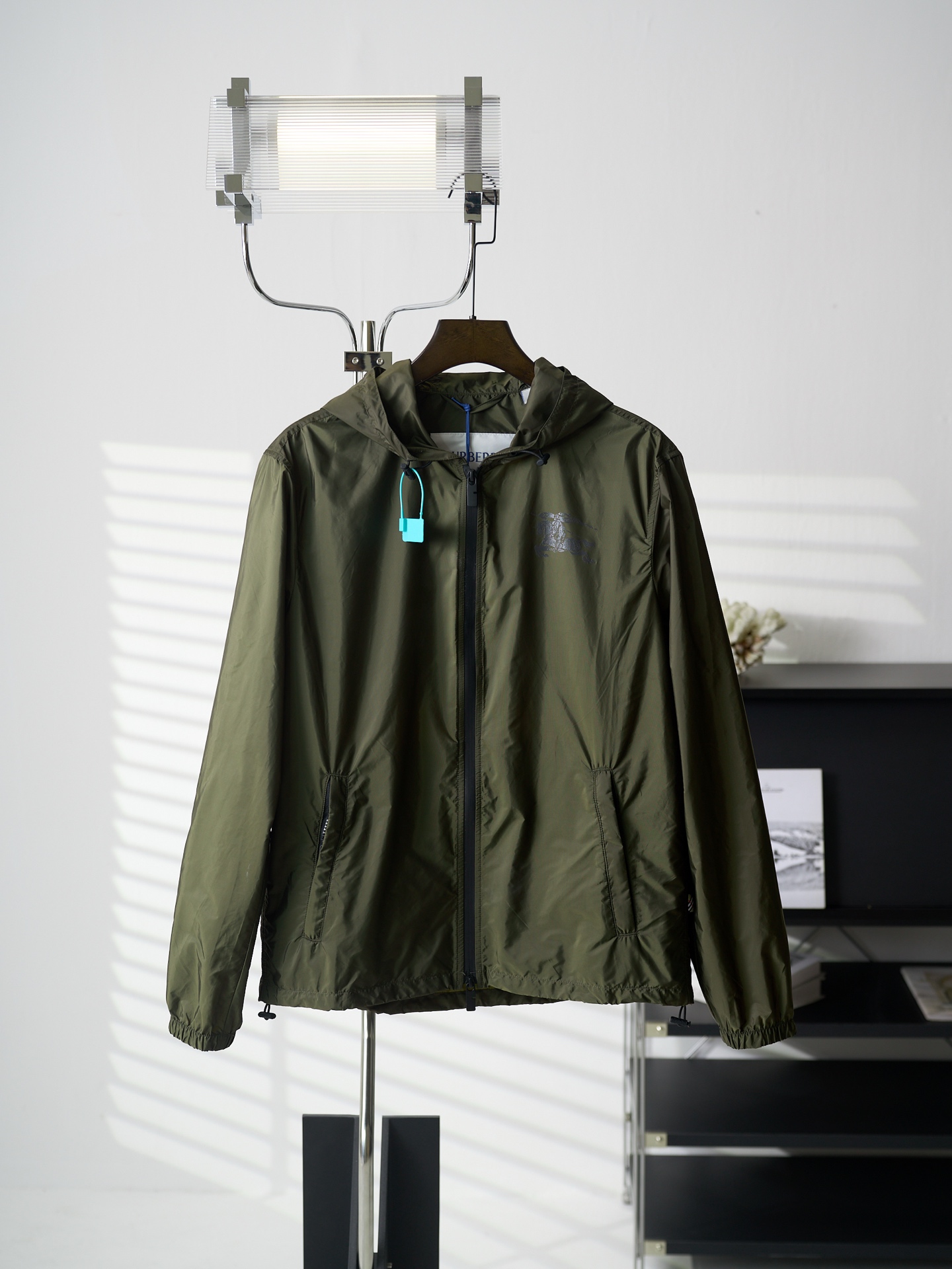 Burberry 马术骑士印花拉链连帽薄外套