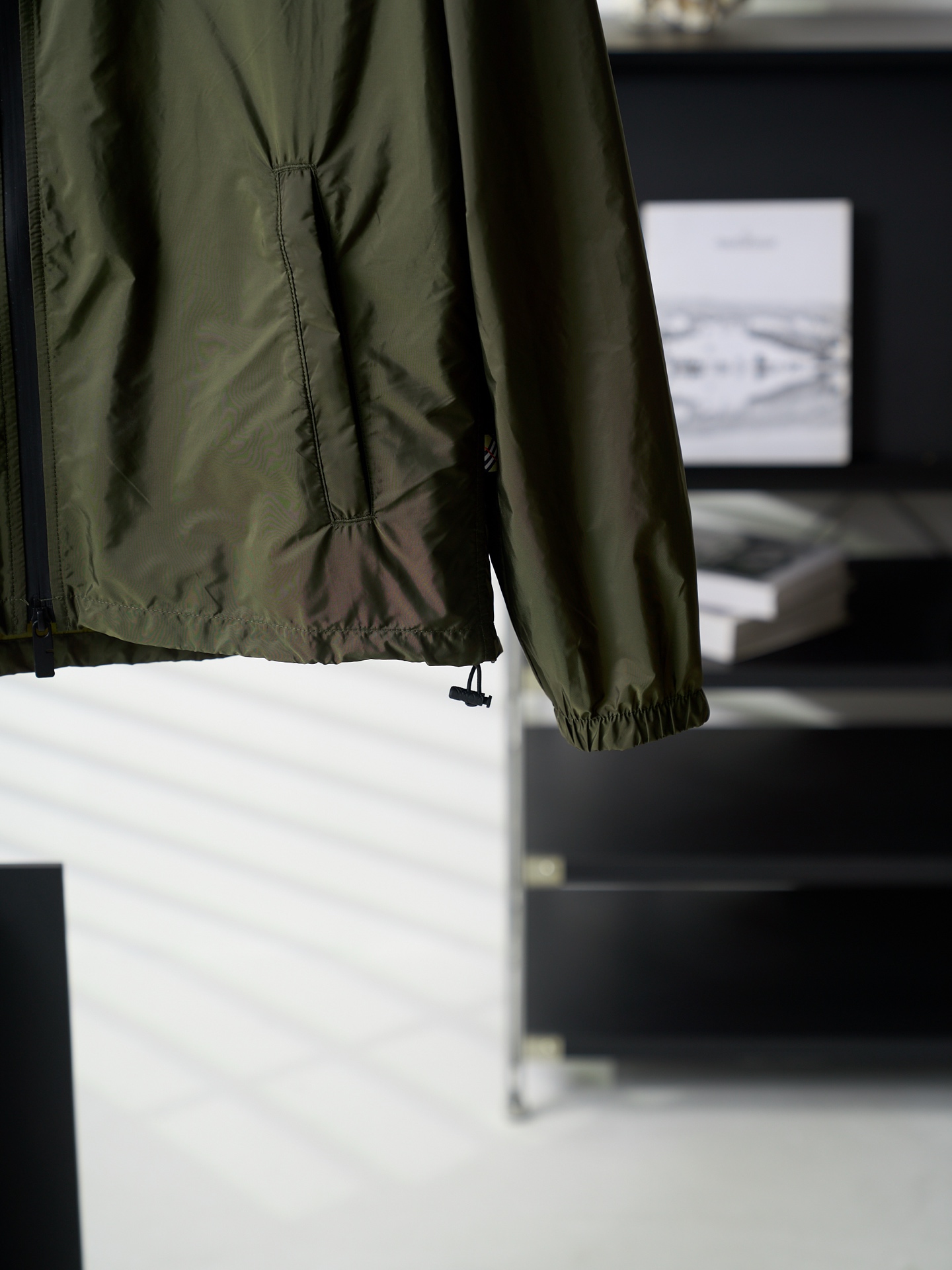 Burberry 马术骑士印花拉链连帽薄外套
