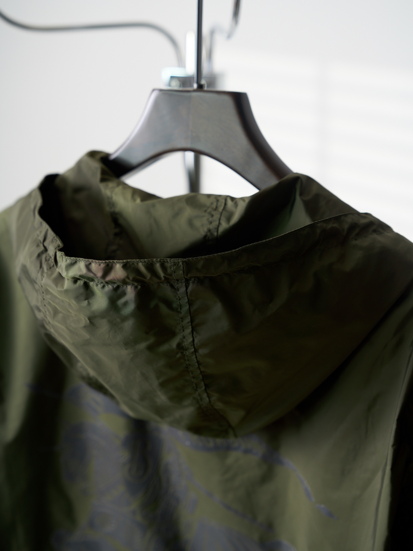 Burberry 马术骑士印花拉链连帽薄外套