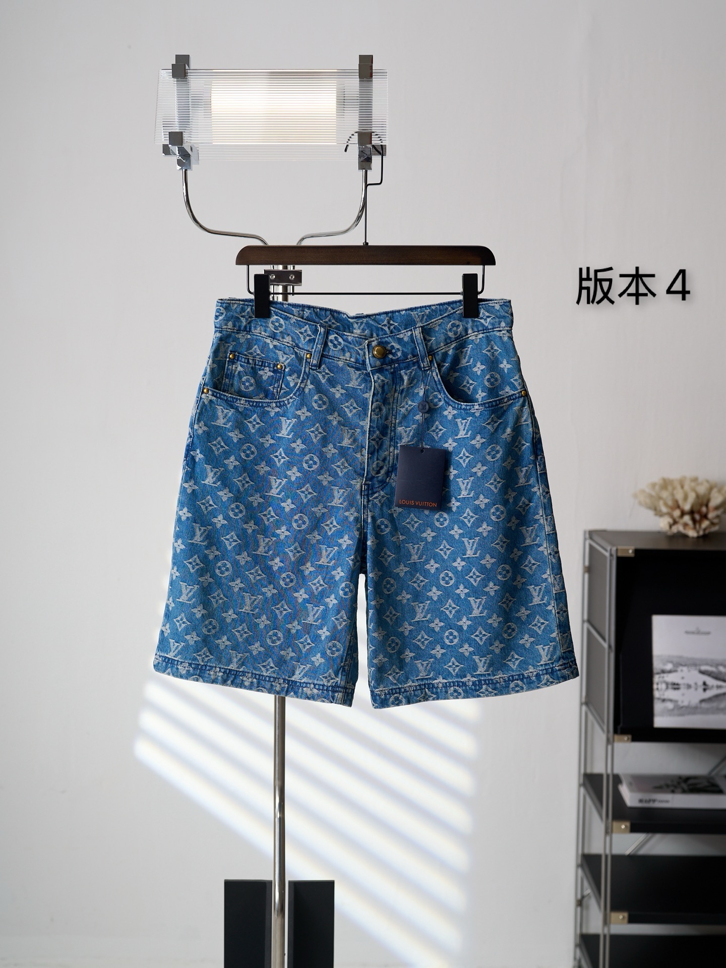P200 [Artículo real fotografiado] LV/Louis Vuitton Pantalones cortos de mezclilla lavado con estampado completo de letr…