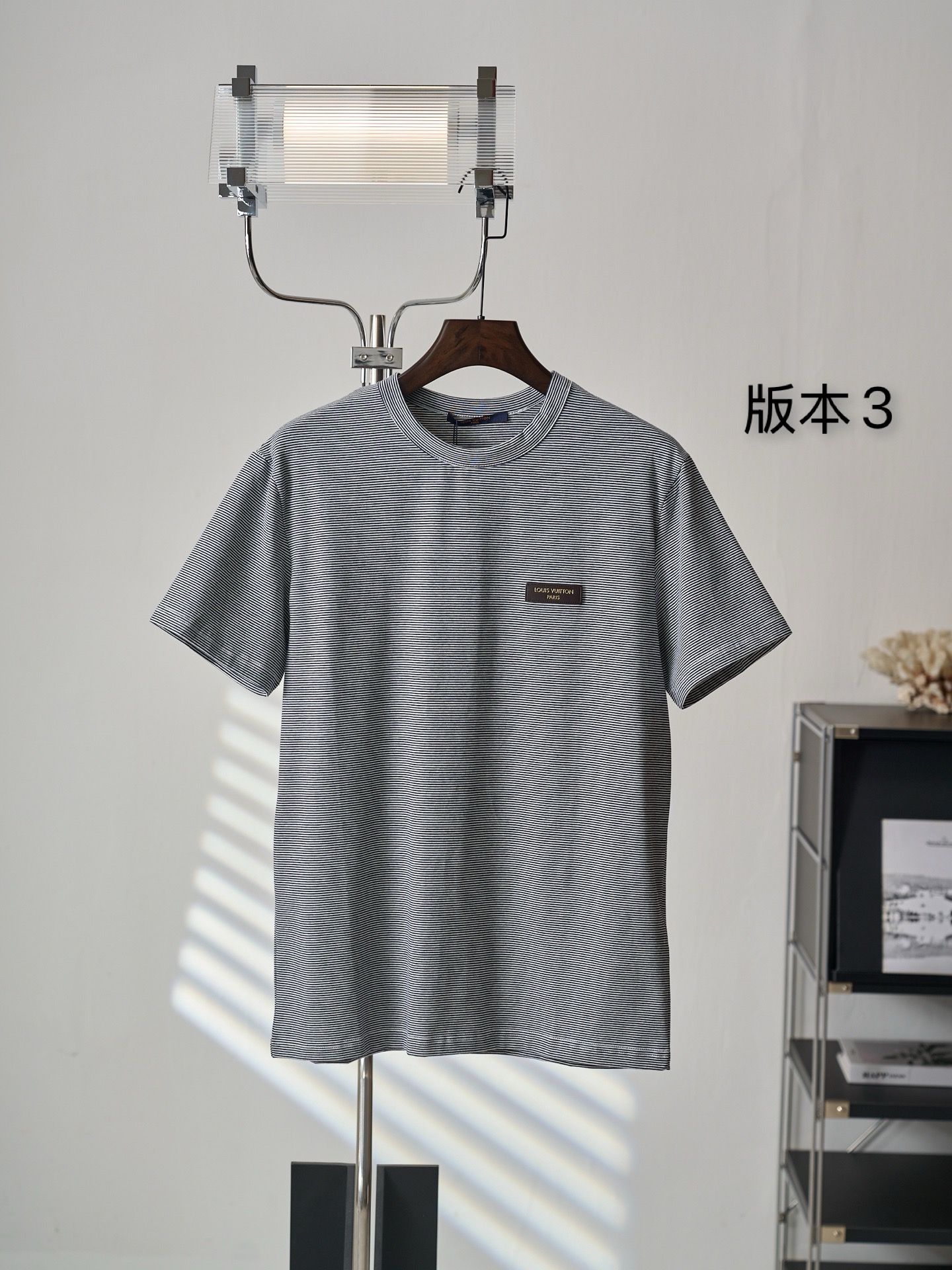 P100 【Foto real】LV/Louis Vuitton Camiseta de cuello redondo de manga corta con logo y etiqueta de cuero (versión 3) 【En…