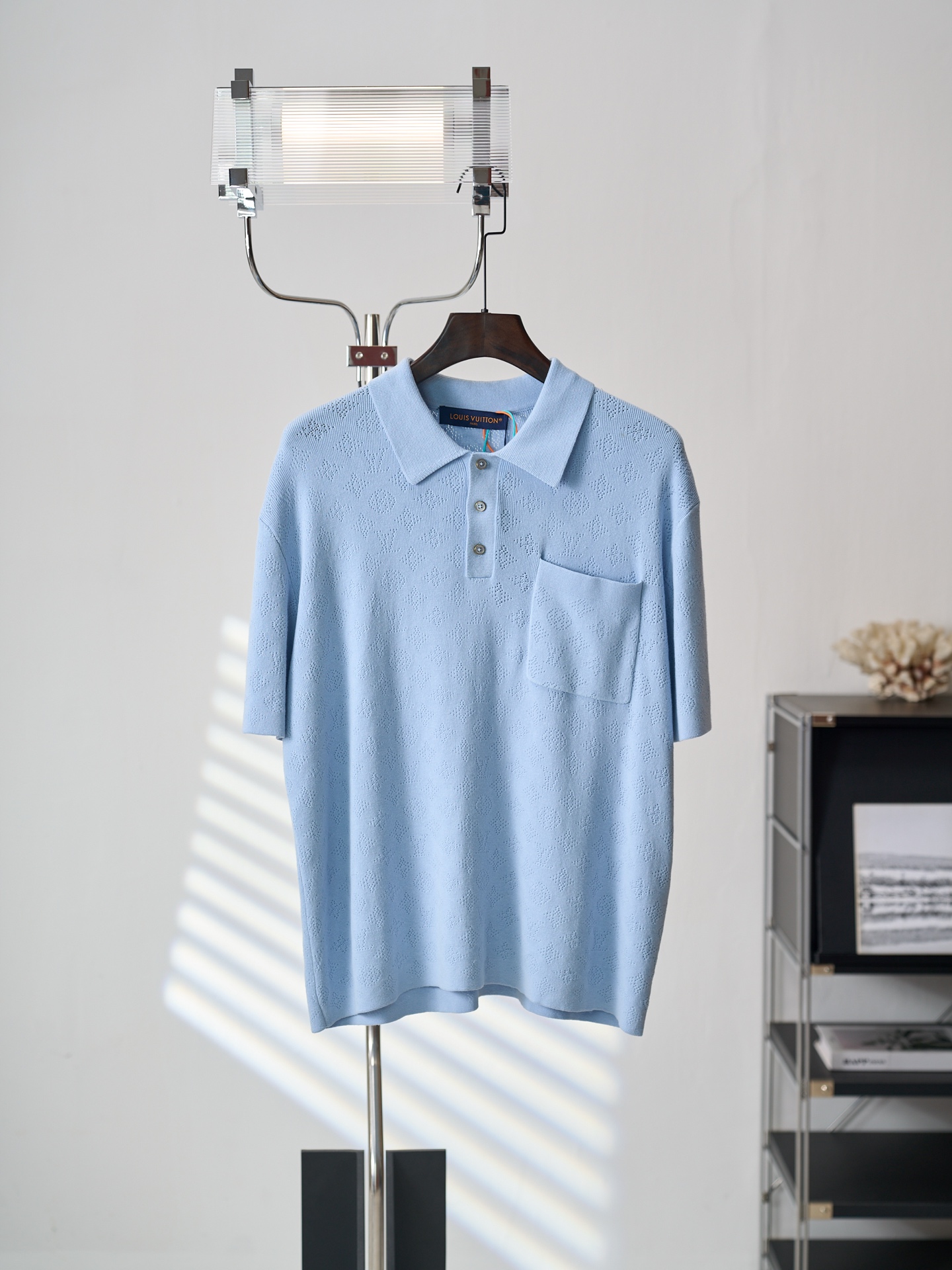 P185 【Foto real】LV/Louis Vuitton Polo de manga corta con estampado completo y tejido de malla calado 【En stock】S M L XL…